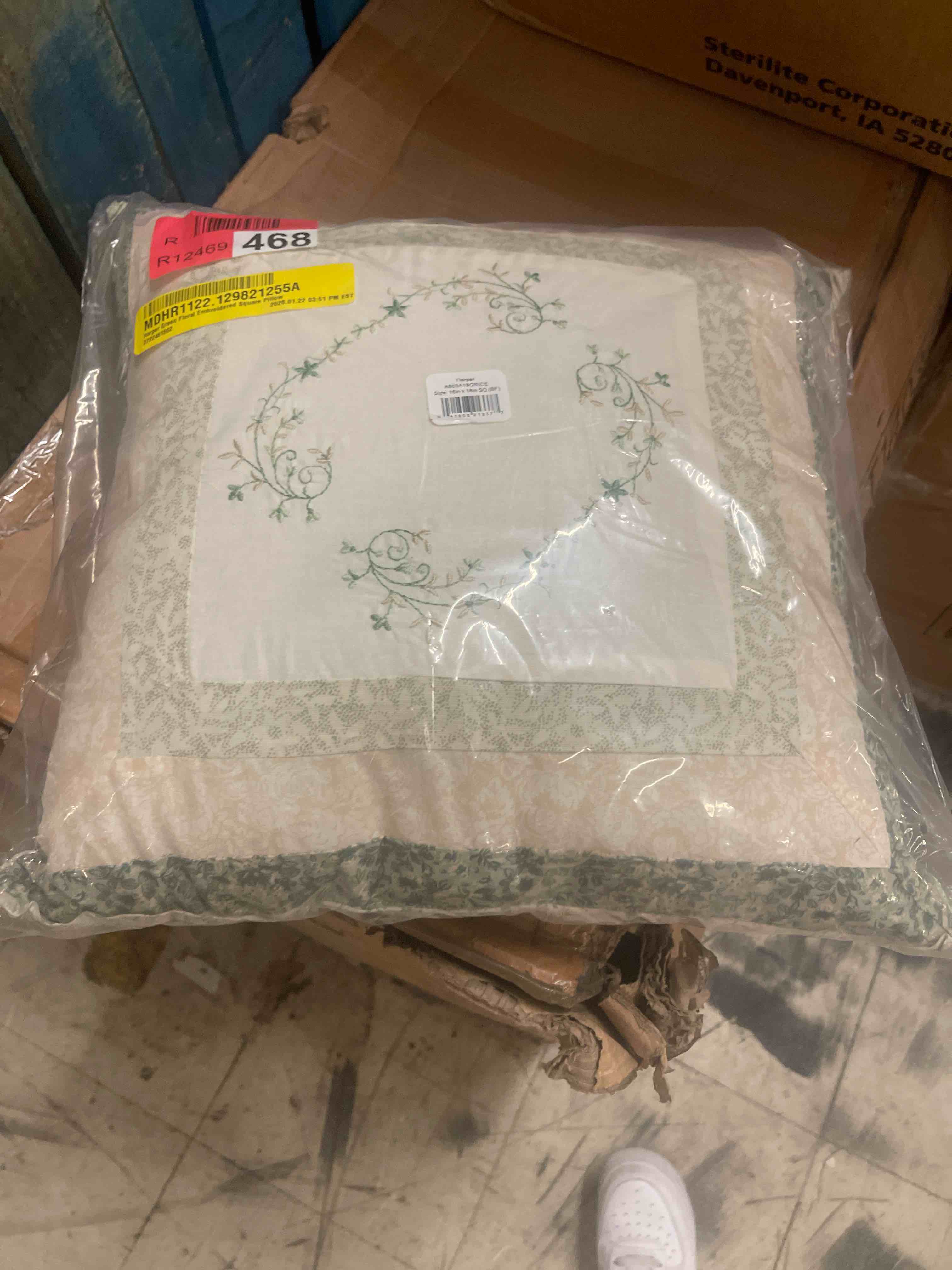 Condition photo showing New/Like New for 16"x16" modern heirloom harper square throw pillow green