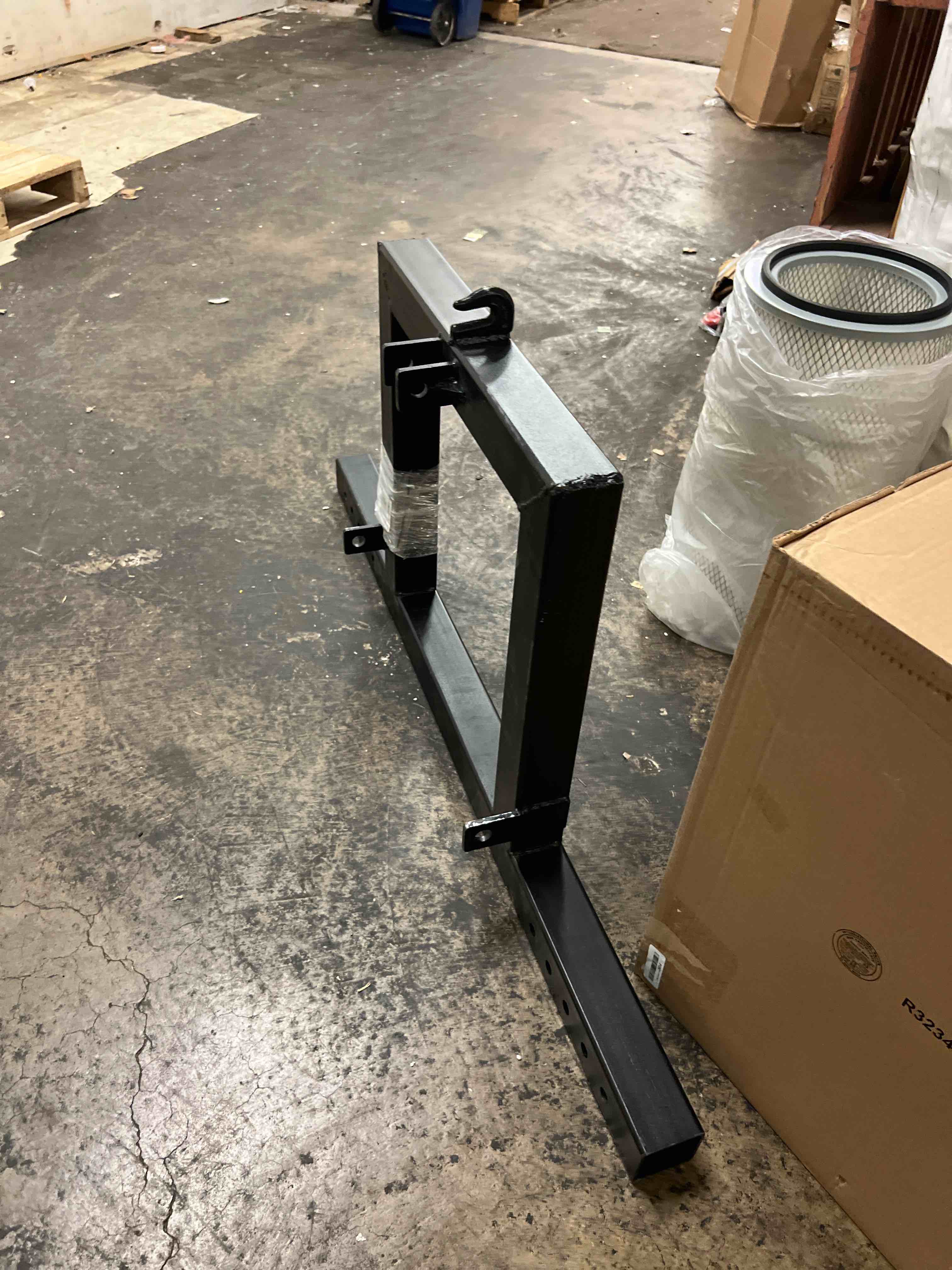 Condition photo showing Good Condition for garvee 3 point hitch pallet fork 1500 lbs capacity adjustable pallet fork attachments for category 1 tractor (forks not included mast only.)