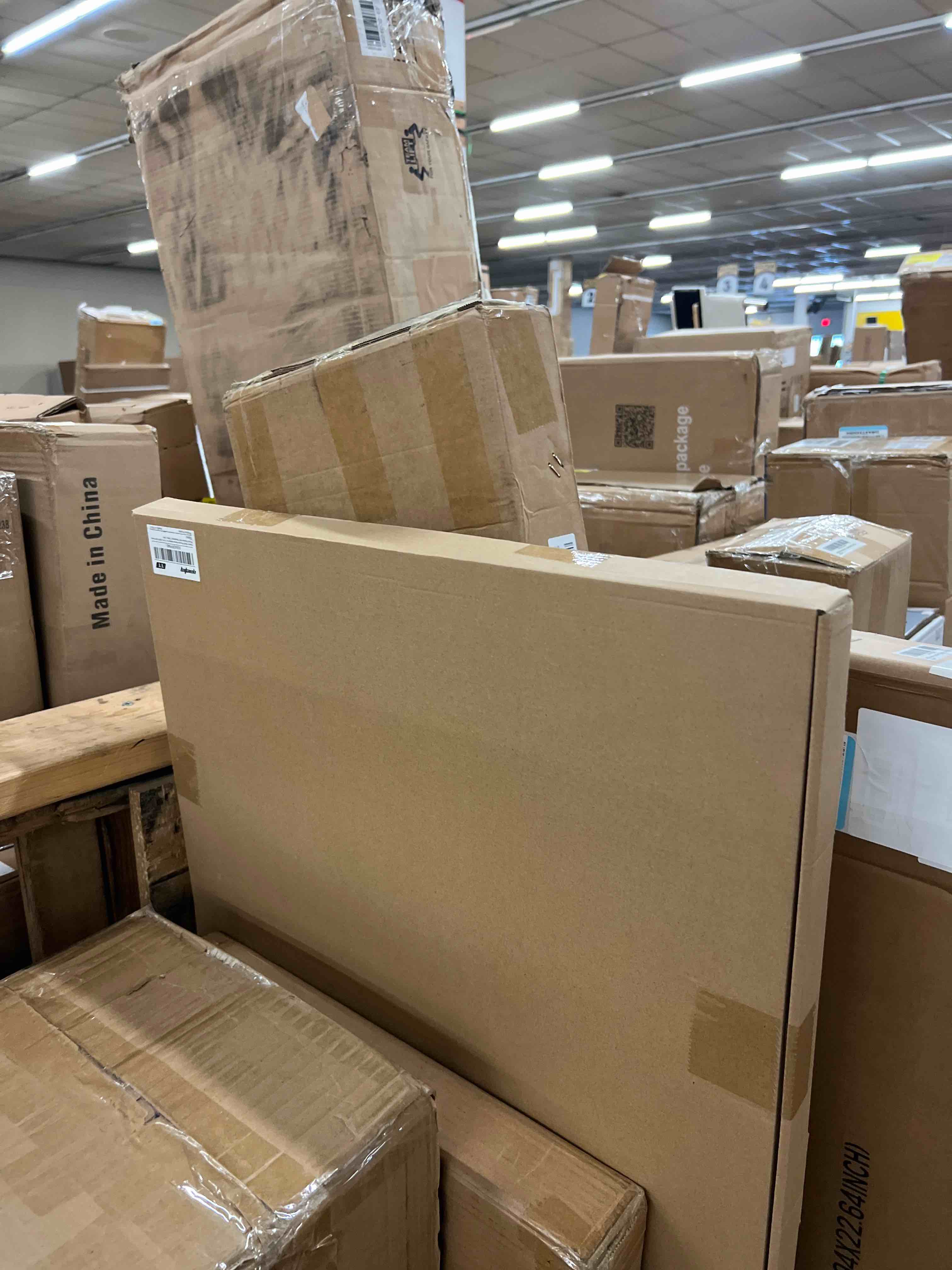 Condition photo showing New/Like New for Yaetm Minimalist 16x20 Oak Picture Frame with Mat for 11x14, Natural Solid Oak Wood 16x20 Frame for Wall, Lightweight, Wall Mount, Single 16x20 - 1 pack Oak