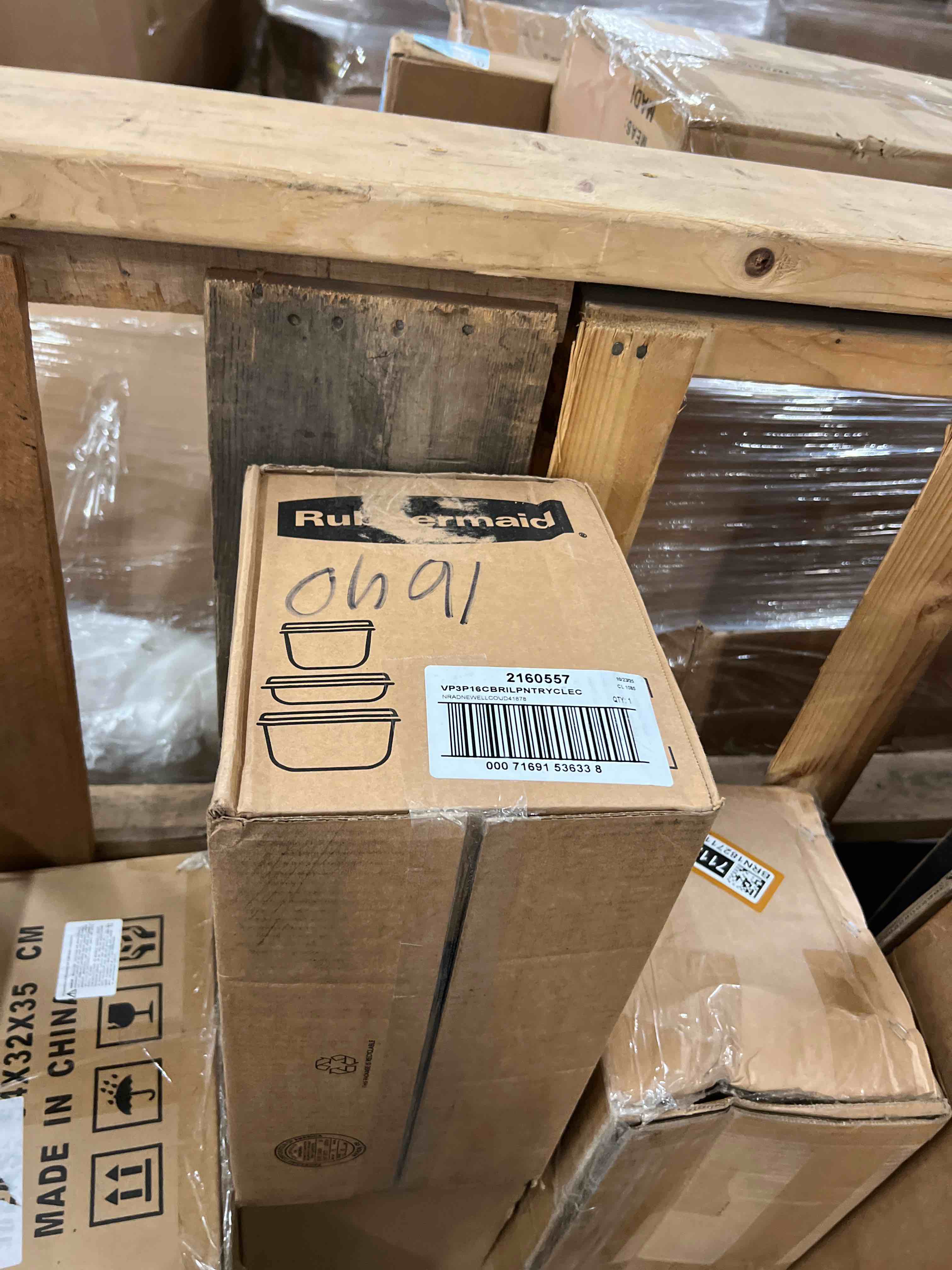 Condition photo showing New/Like New for rubbermaid brilliance pantry 3-piece set  clear and airtight food and pantry storage containers