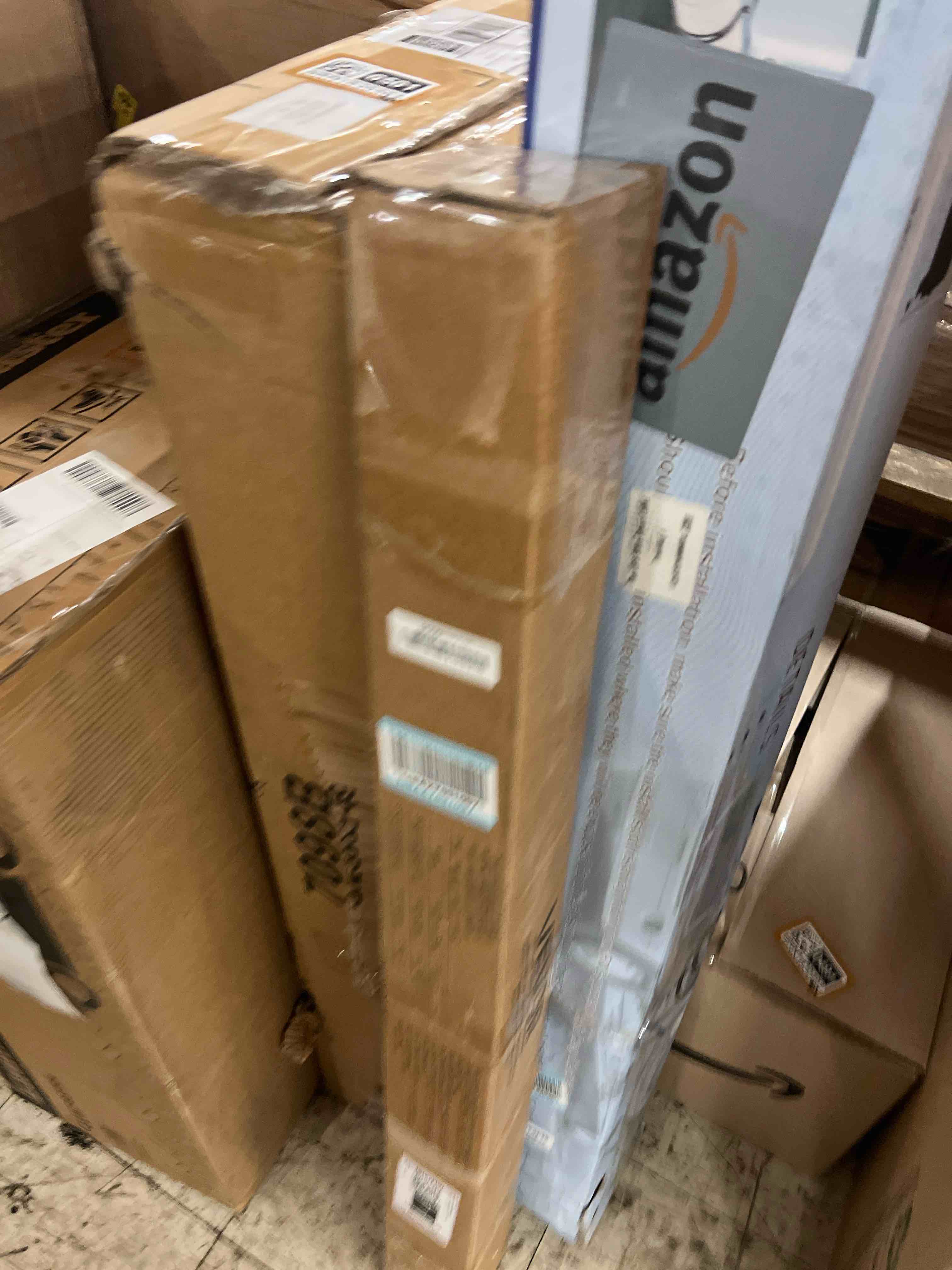 Condition photo showing New/Like New for vevor retractable baby gate, extends to 120 inch extra wide, 38.5 inch tall, with reinforced fiberglass strips, avoids crawling through, mesh dog gate for decks, doorways, garages, indoor, black