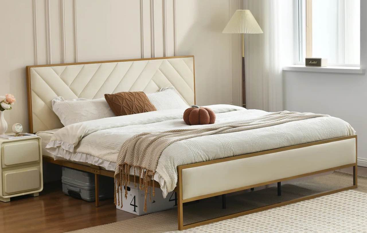 Sheila Upholstered Platform Bed with Velvet Tufted Headboard 