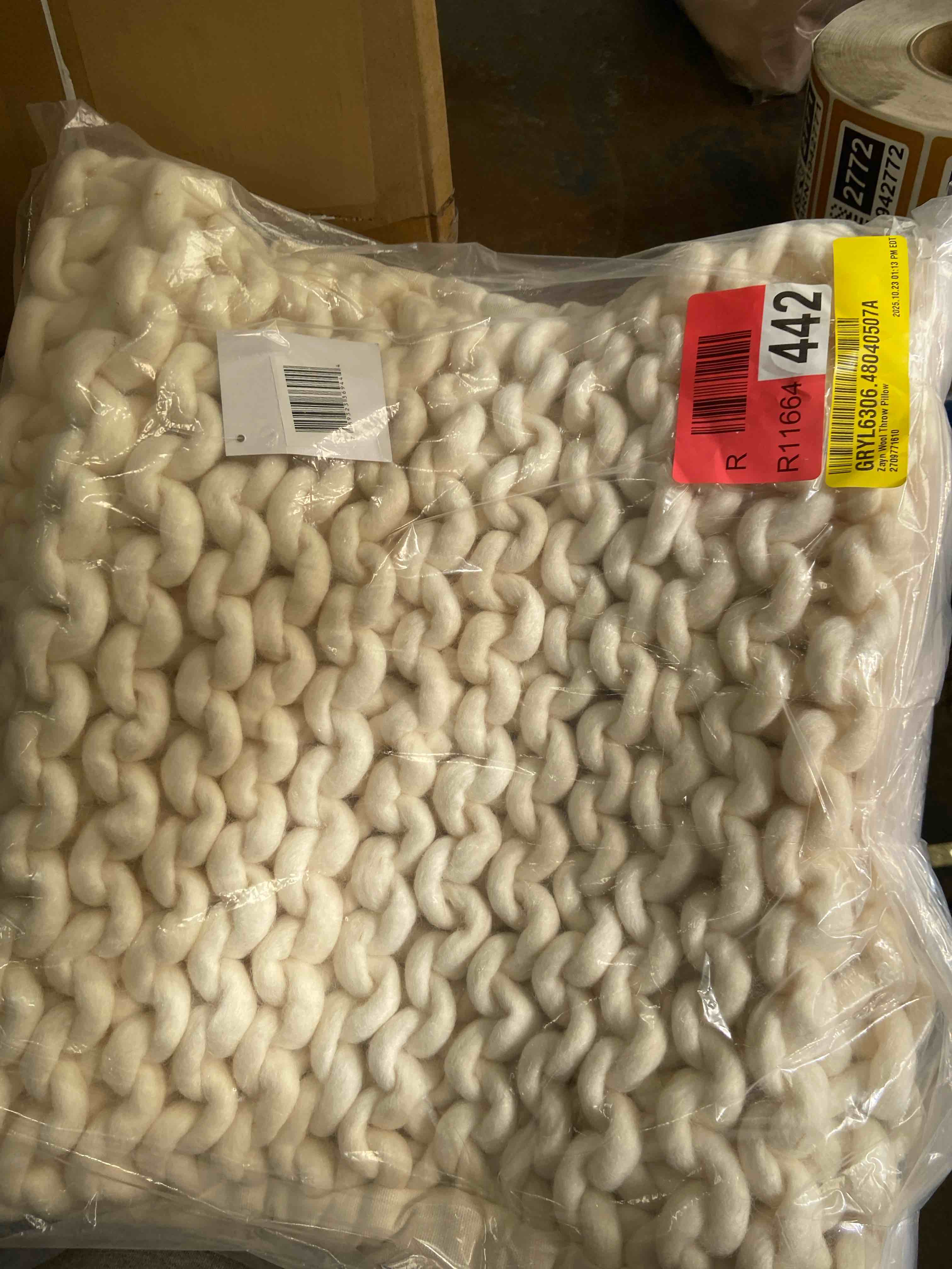 Condition photo showing New/Like New for saro lifestyle 551.i18sc 18 in. chunky cable knit design throw pillow cover ivory