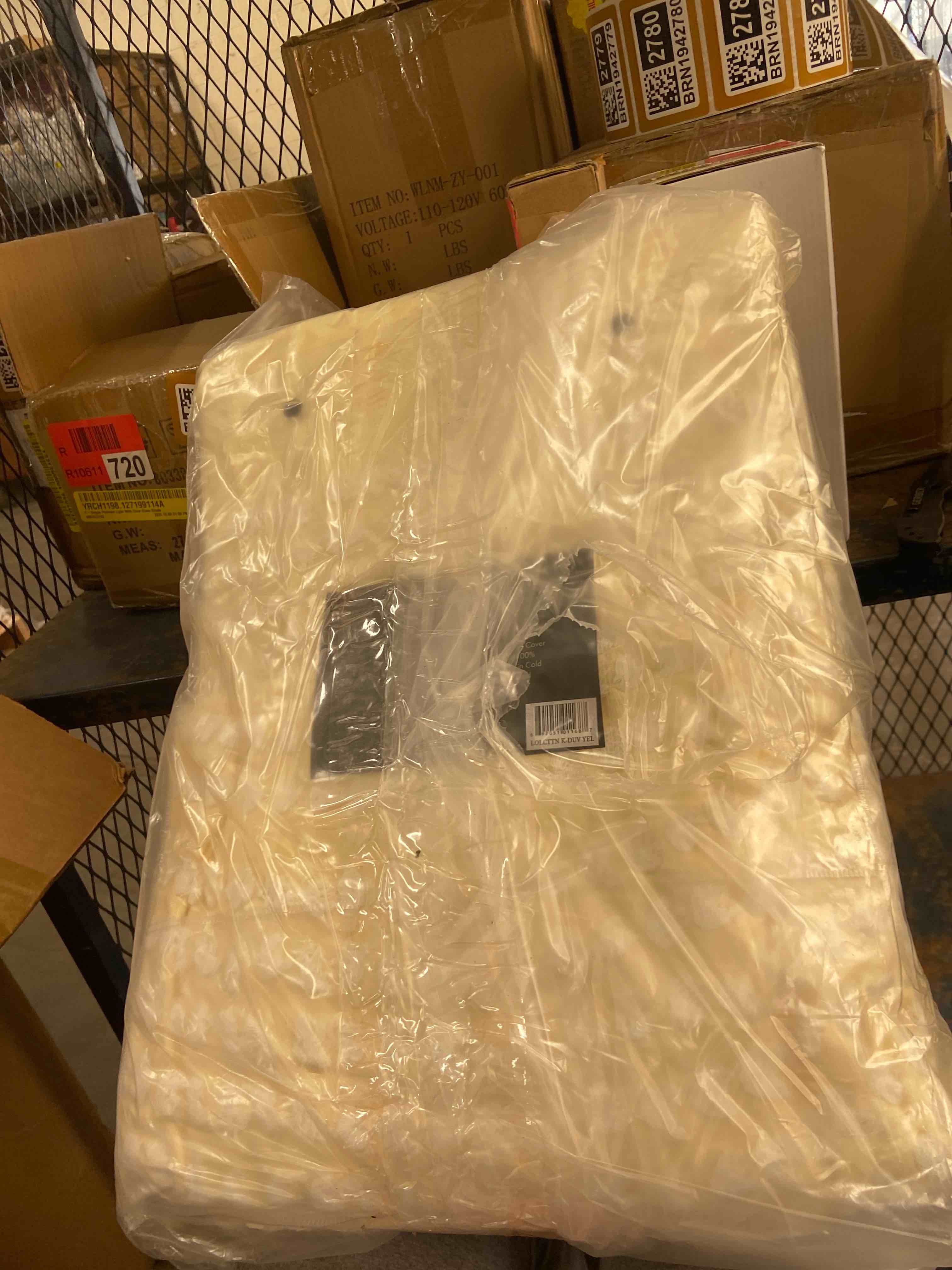 Condition photo showing New/Like New for echelon king duvet cover set 