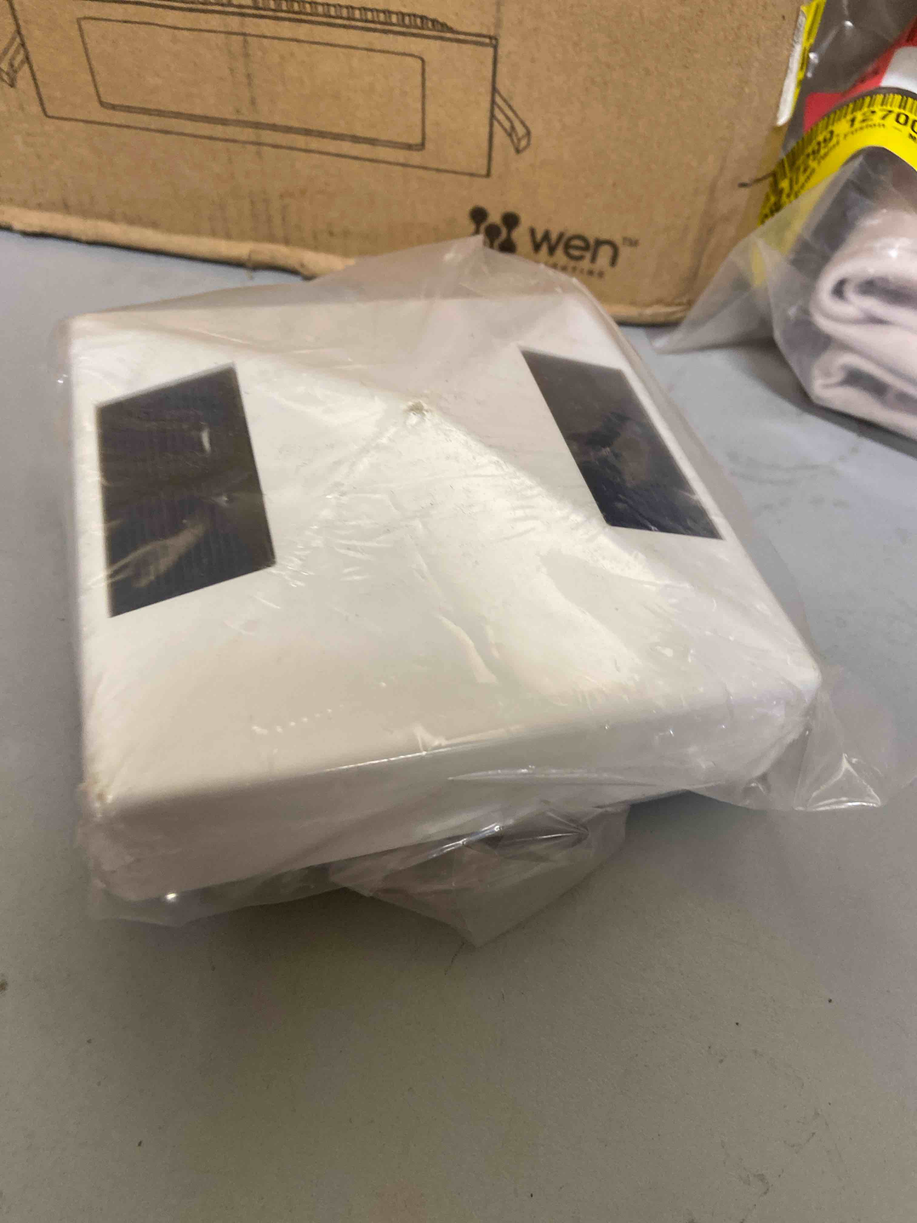 Condition photo showing New/Like New for classy caps sl9902 pyramid 2  tall led solar post cap light that fits 5  x 5  post - white