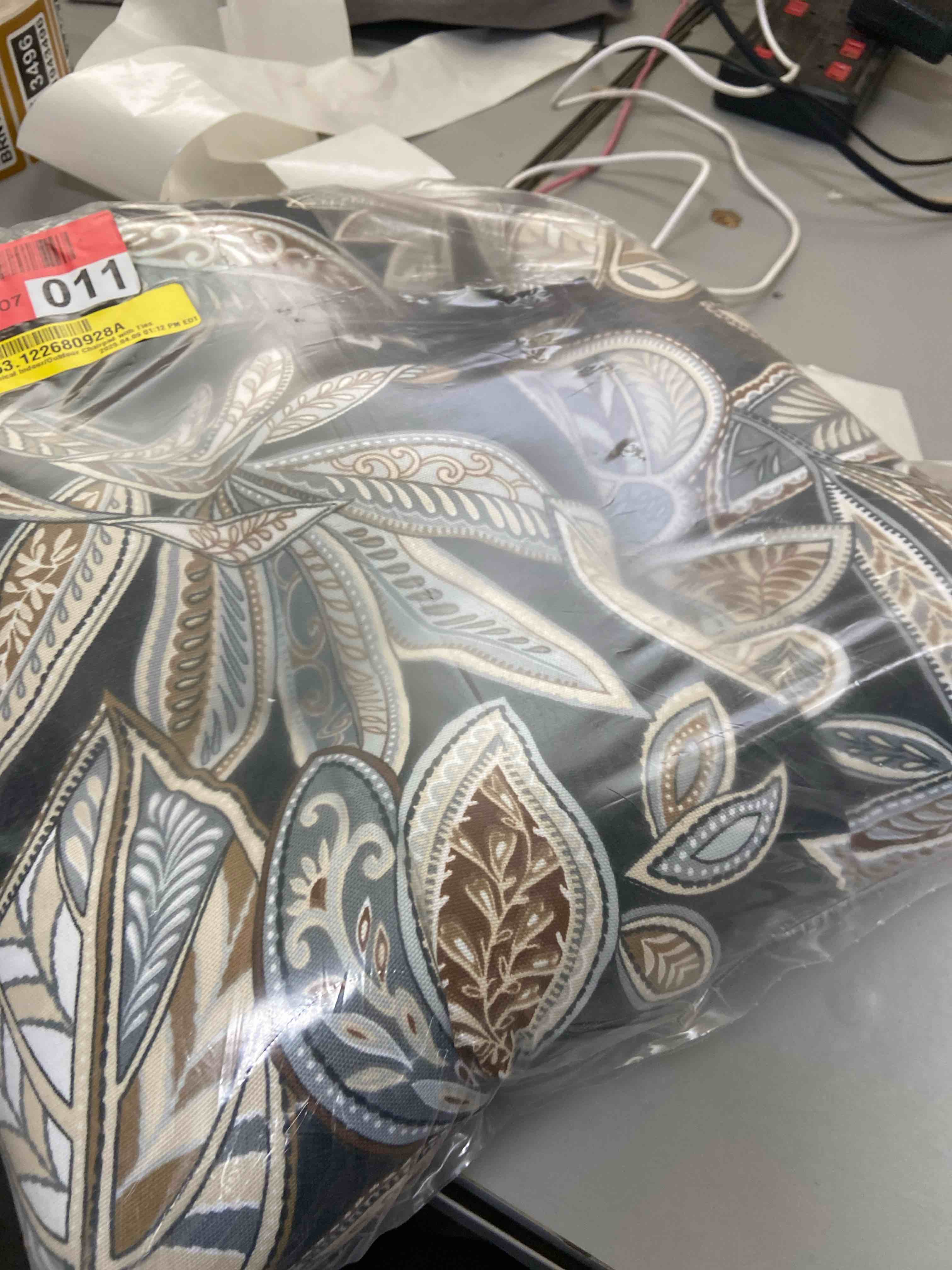 Condition photo showing Good Condition for pillow perfect botanical indoor/outdoor chairpad with ties