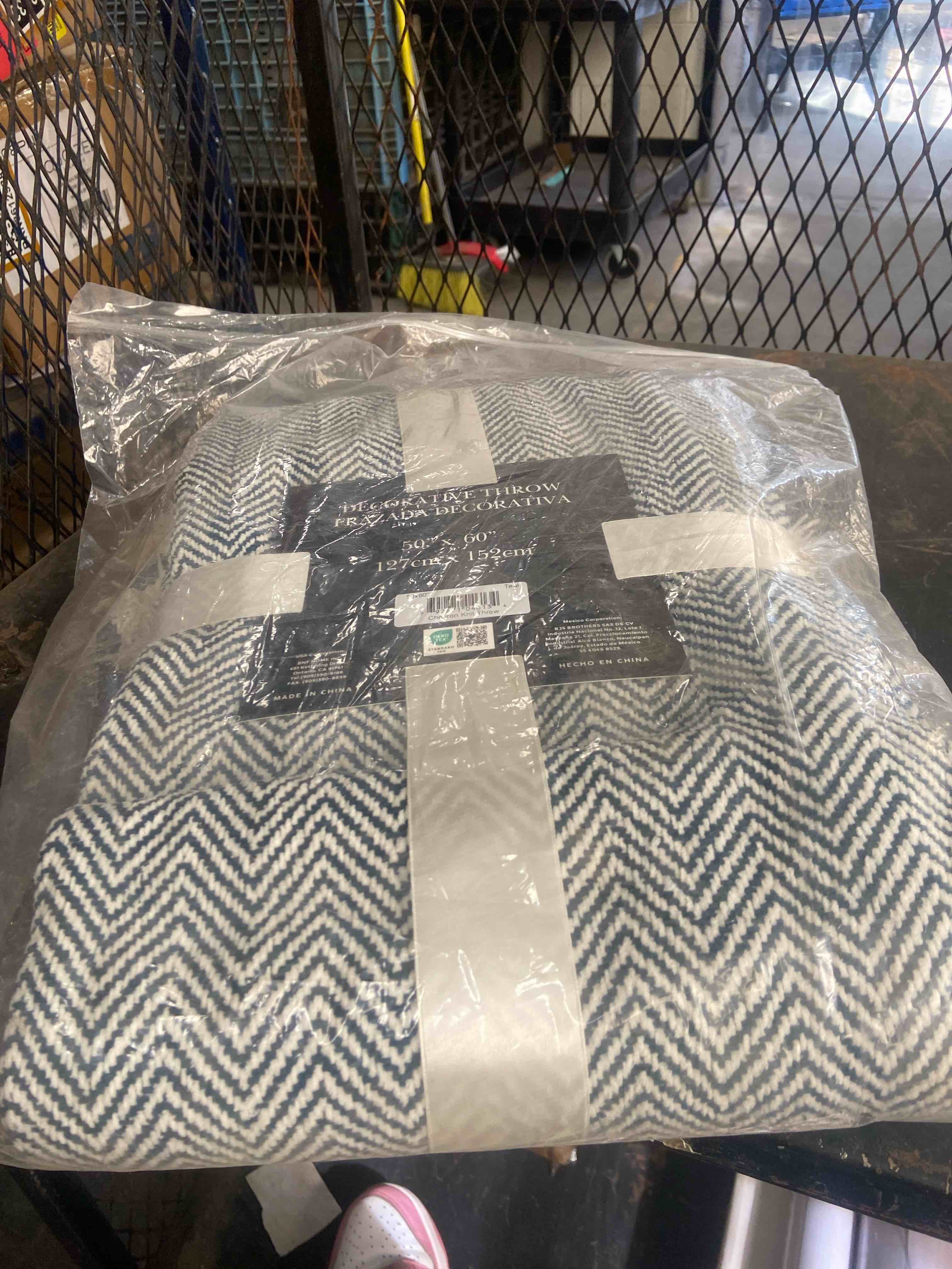 Condition photo showing New/Like New for home soft things chevron knit lightweight tassel throw blanket, blue