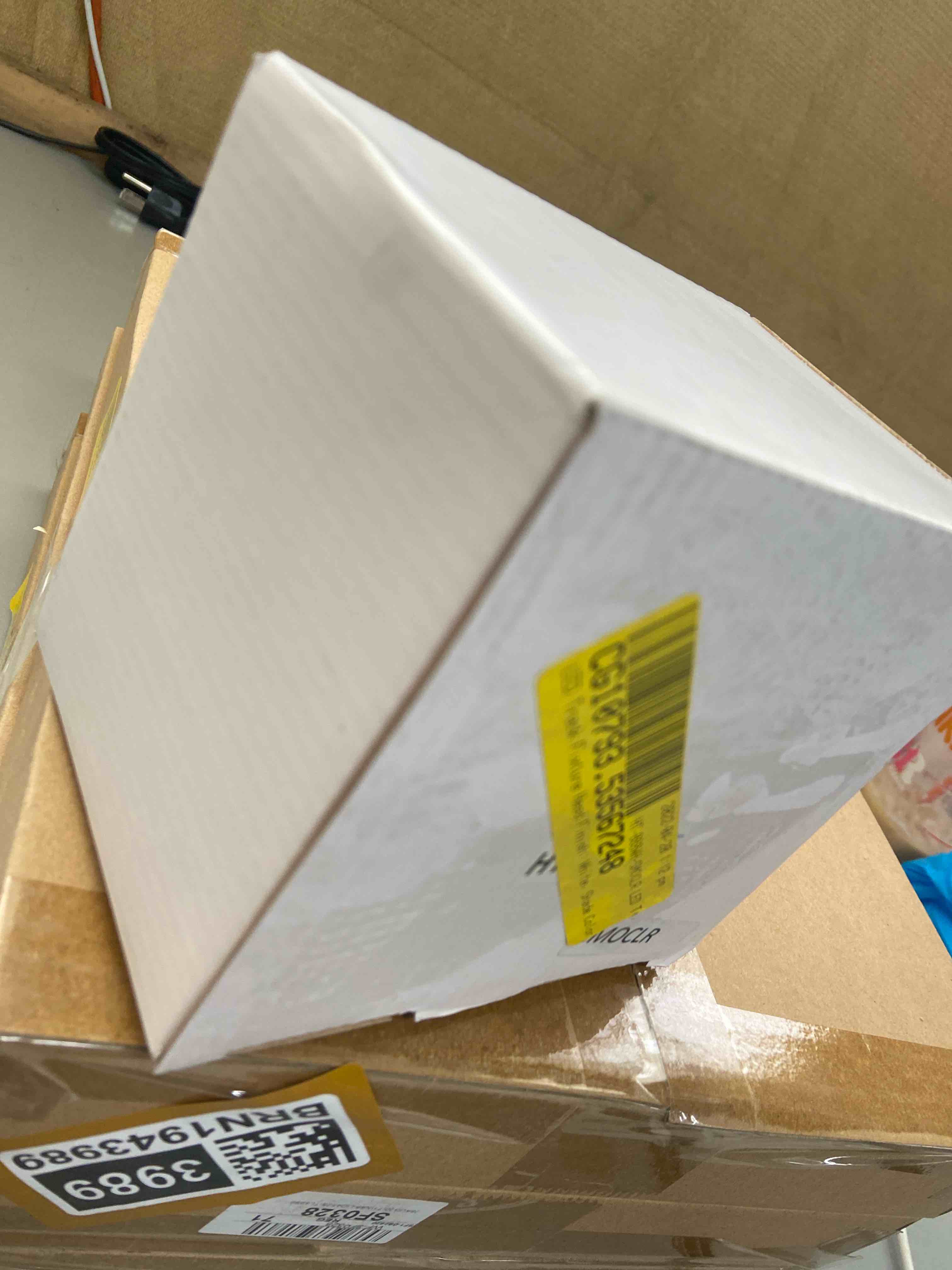 Condition photo showing New/Like New for led track fixture head finish: white, shade color