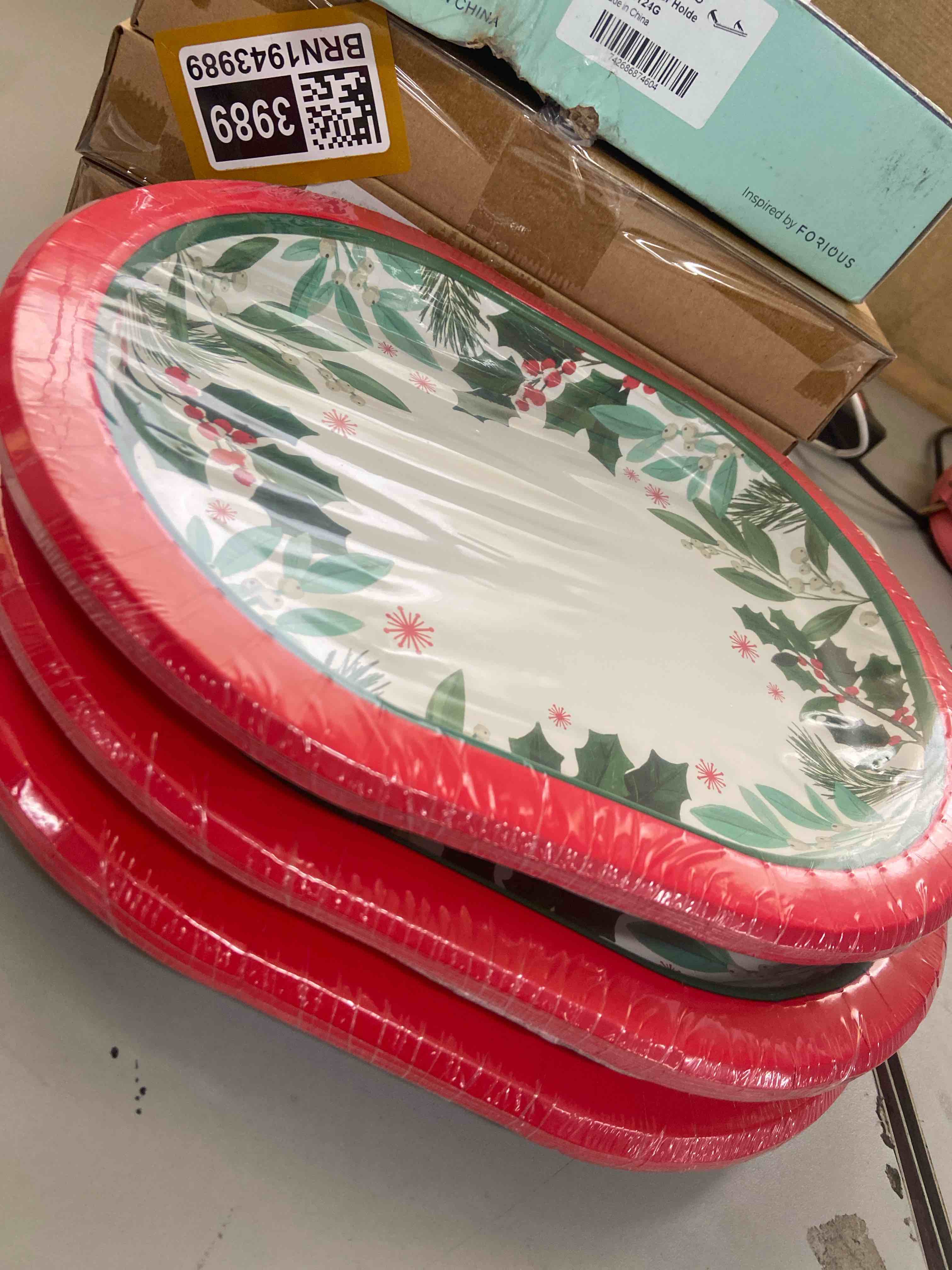 Condition photo showing New/Like New for party creations 8-count 10" x 12" holly jolly christmas oval platter
