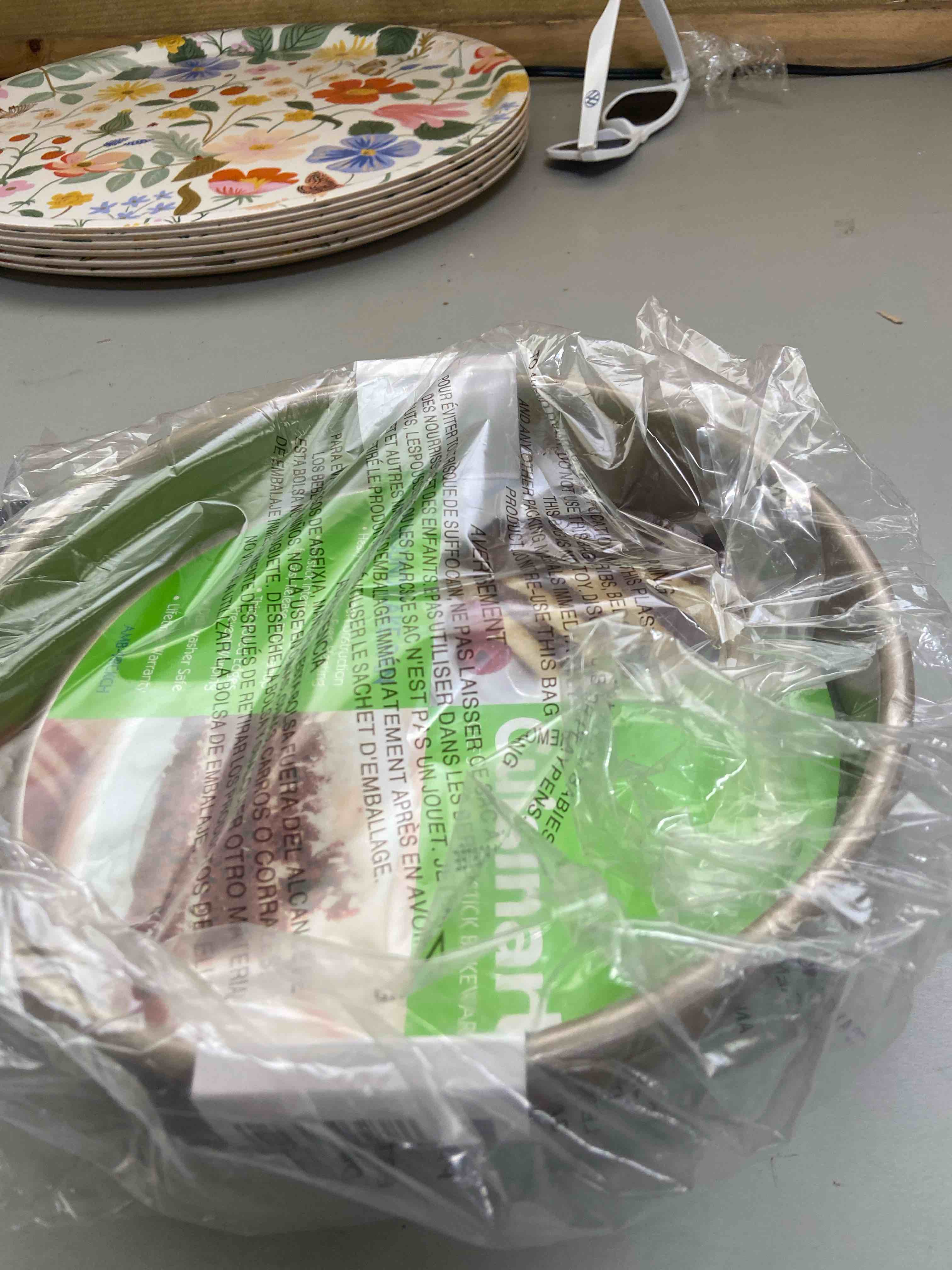 Condition photo showing New/Like New for cuisinart 9-inch chef's classic nonstick bakeware round cake pan, champagne