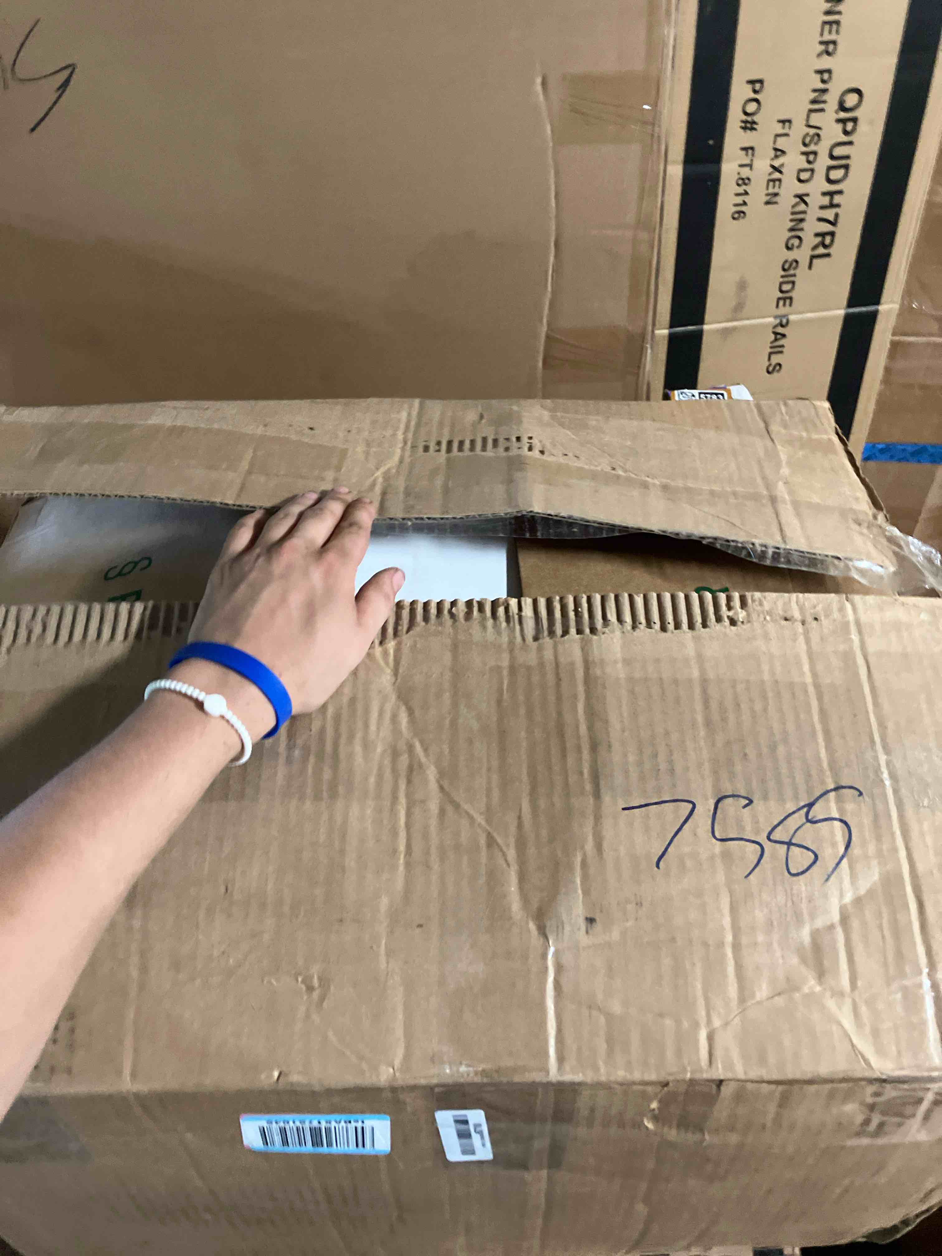https://s3.amazonaws.com/lotting-images-prod/phillipi/BRN1955787_1757615839436.jpeg