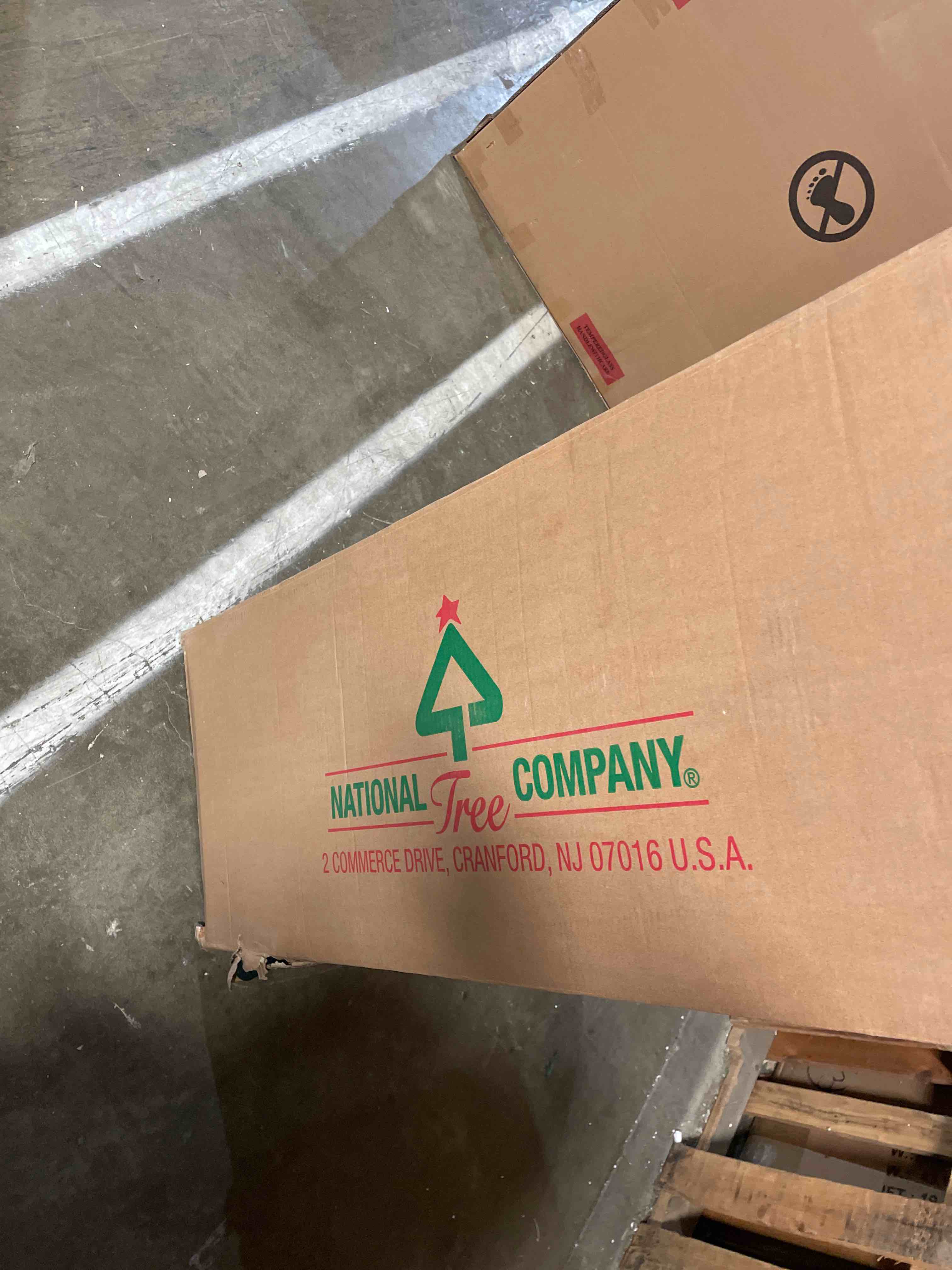 Condition photo showing Good Condition for National Tree Company 7.5 ft Pre-Lit Carolina Pine Artificial Christmas Tree, 750 Clear Lights, 1,399 Tips, Includes Stand, Green (used)