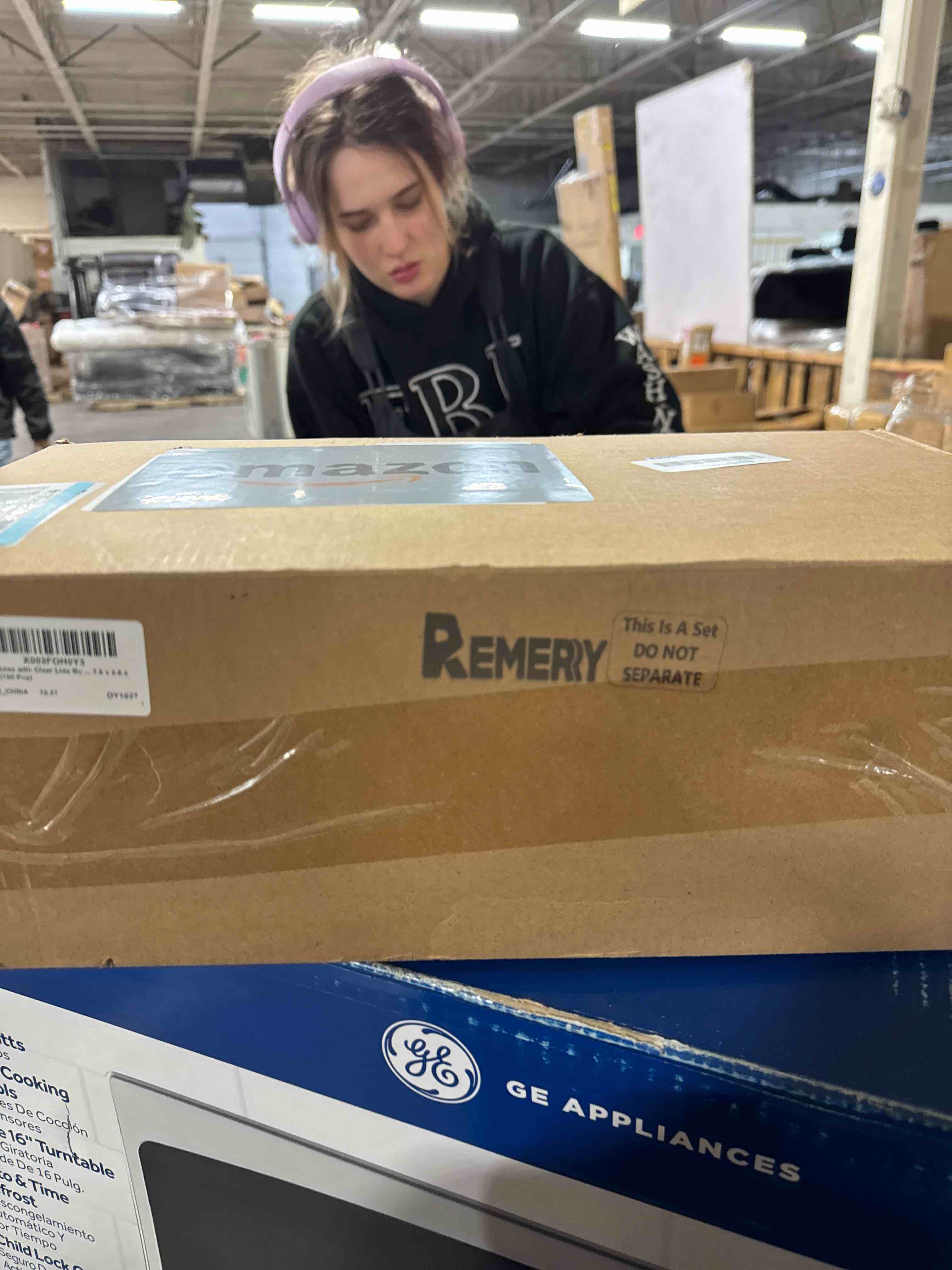 Condition photo showing New/Like New for Remerry 100 Pcs Macaron Boxes with Clear Lids Bulk Macaroon Container Macaroon Packaging Boxes with 6 Grid Christmas Party Favors for Baby shower Wedding Bakery, 7.6 x 2.8 x 1.9 Inches