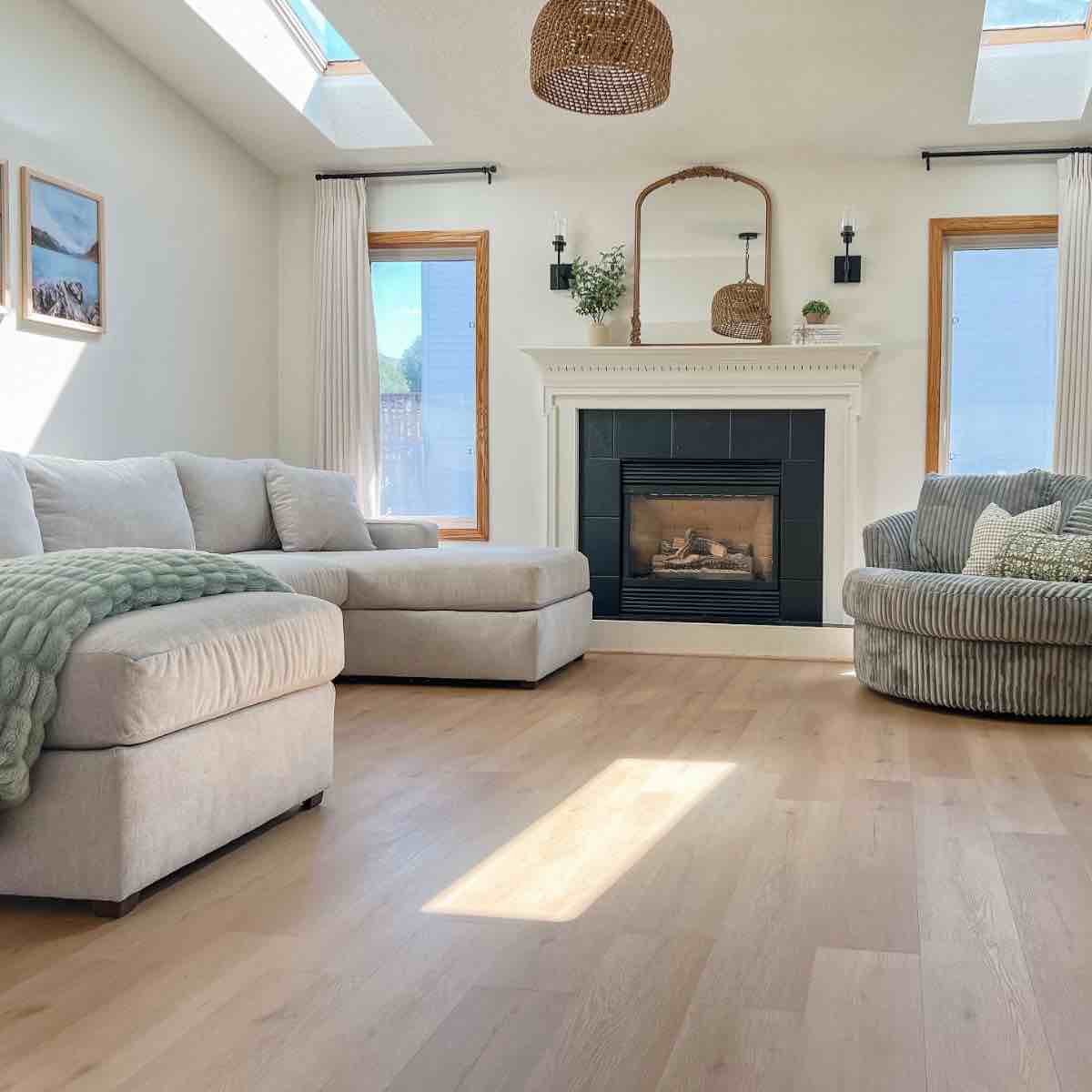 Riverside Rigid Core Vinyl Flooring in Natural Oak, 18.6 Sq/Ft Per Box, 37 Boxes Total 688sqft