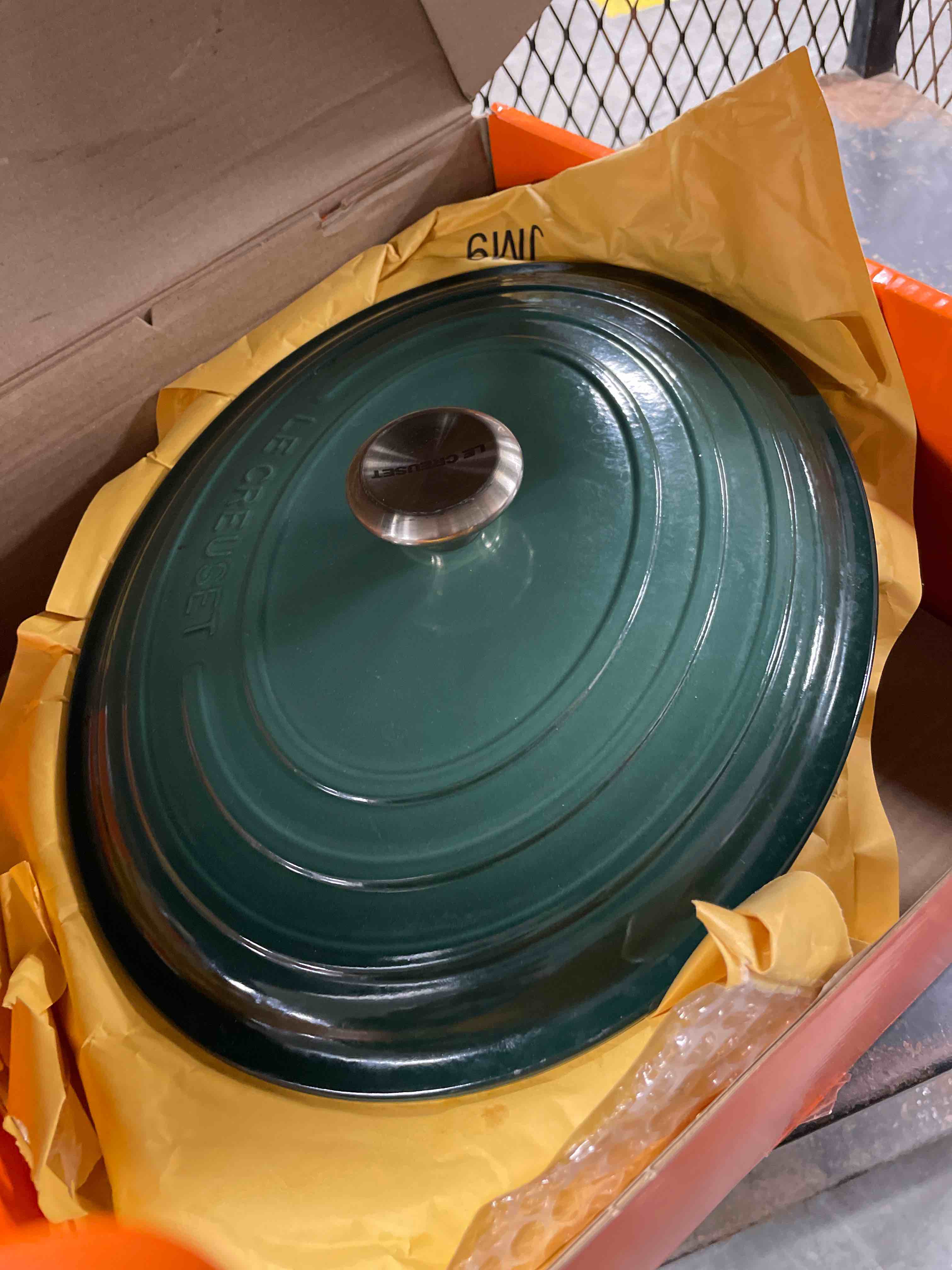 Condition photo showing New/Like New for Le Creuset Signature Enameled Cast Iron Oval Dutch Oven