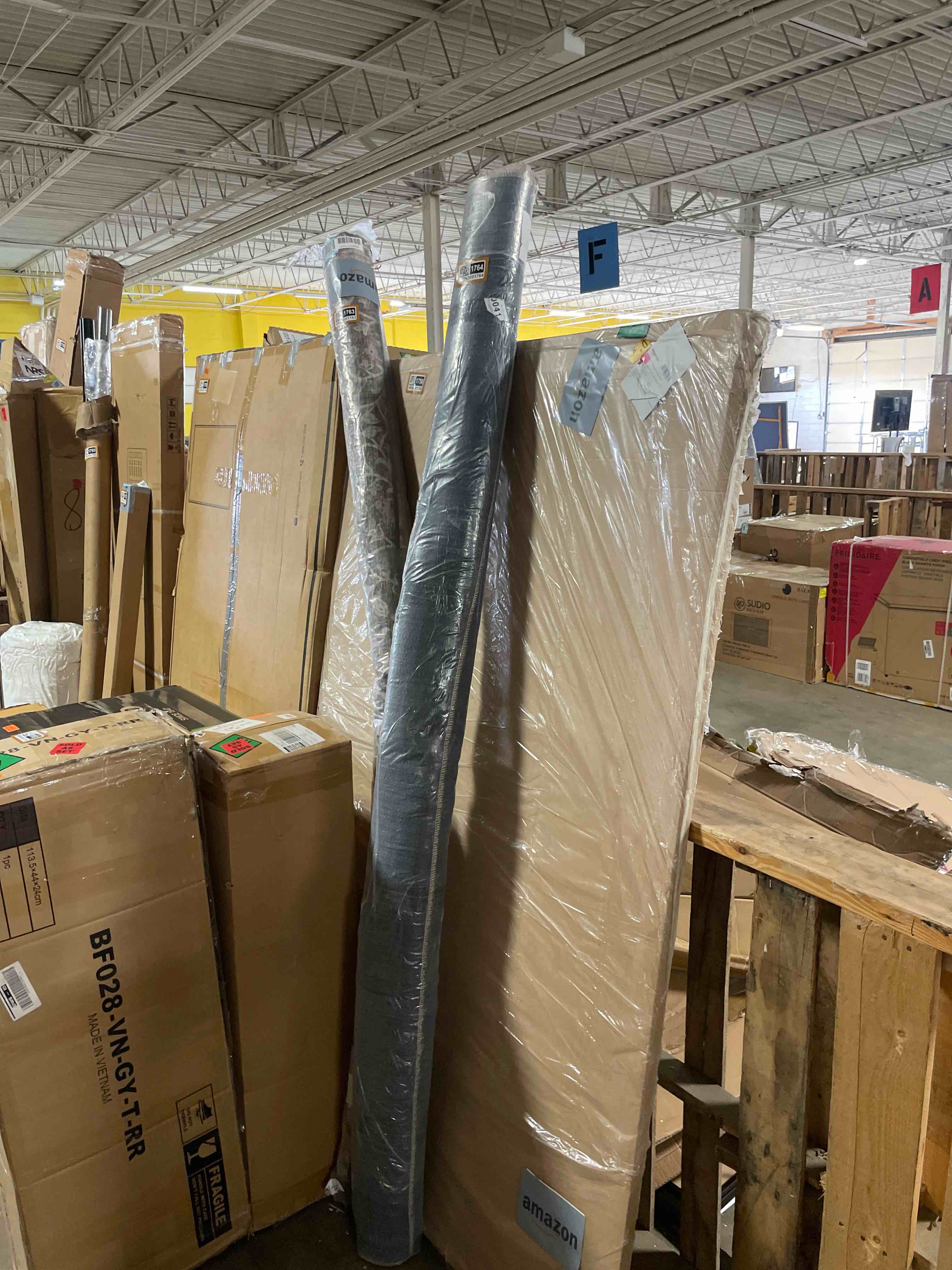 Condition photo showing New/Like New for Loloi II Loren Red/Multi 7'-6" x 9'-6" Area Rug