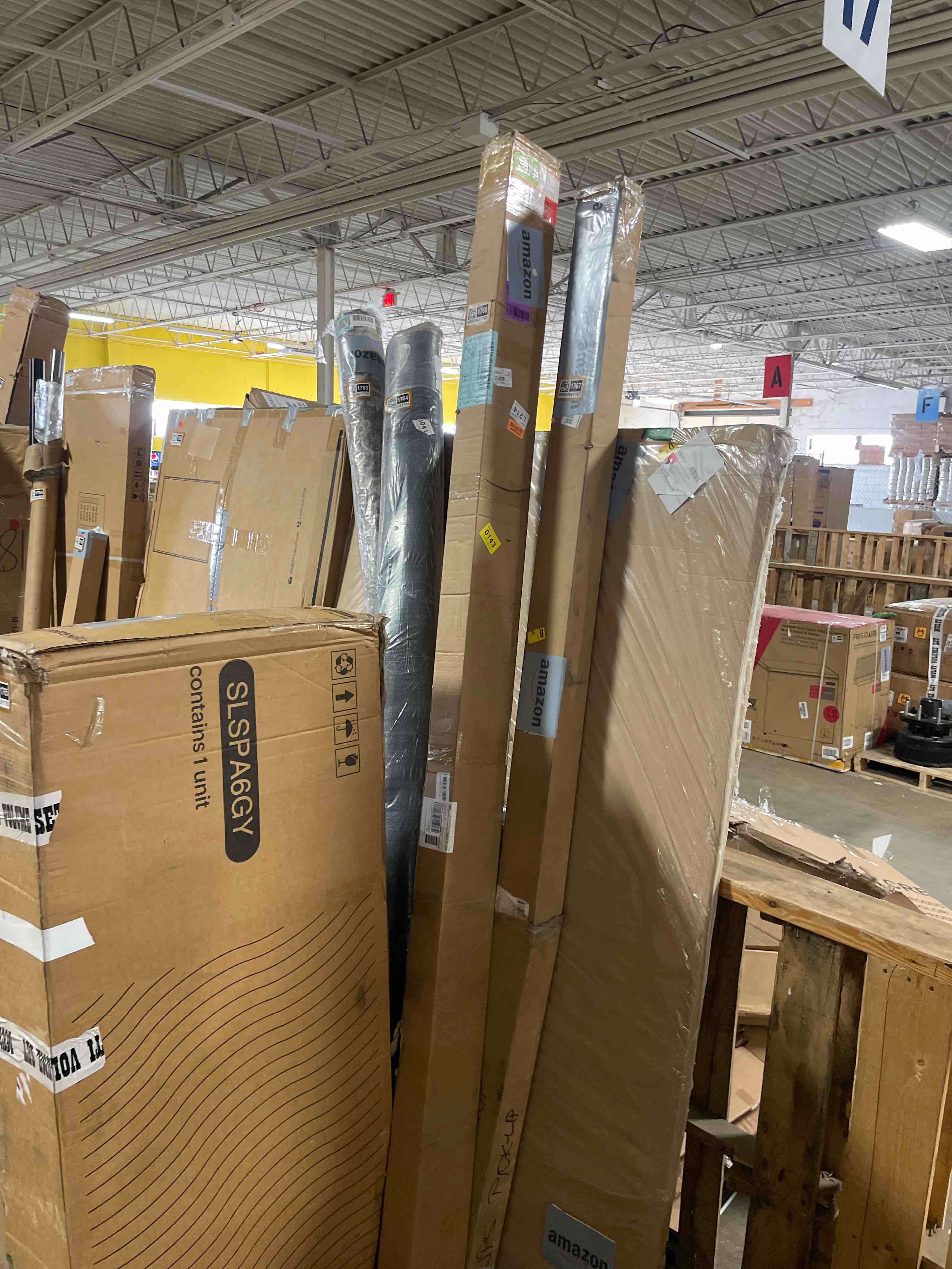 Condition photo showing New/Like New for 8FT Aluminum Black Handrail, 3 Pack Rectangular Flat Top Hand Rail Prefect for Coastal Projects, Deck Railing Top Rail Square Tube with 8 Nylon End Cap for Indoor Outdoor Stairs DIY Balustrade Handrail 8FT-3 Pack