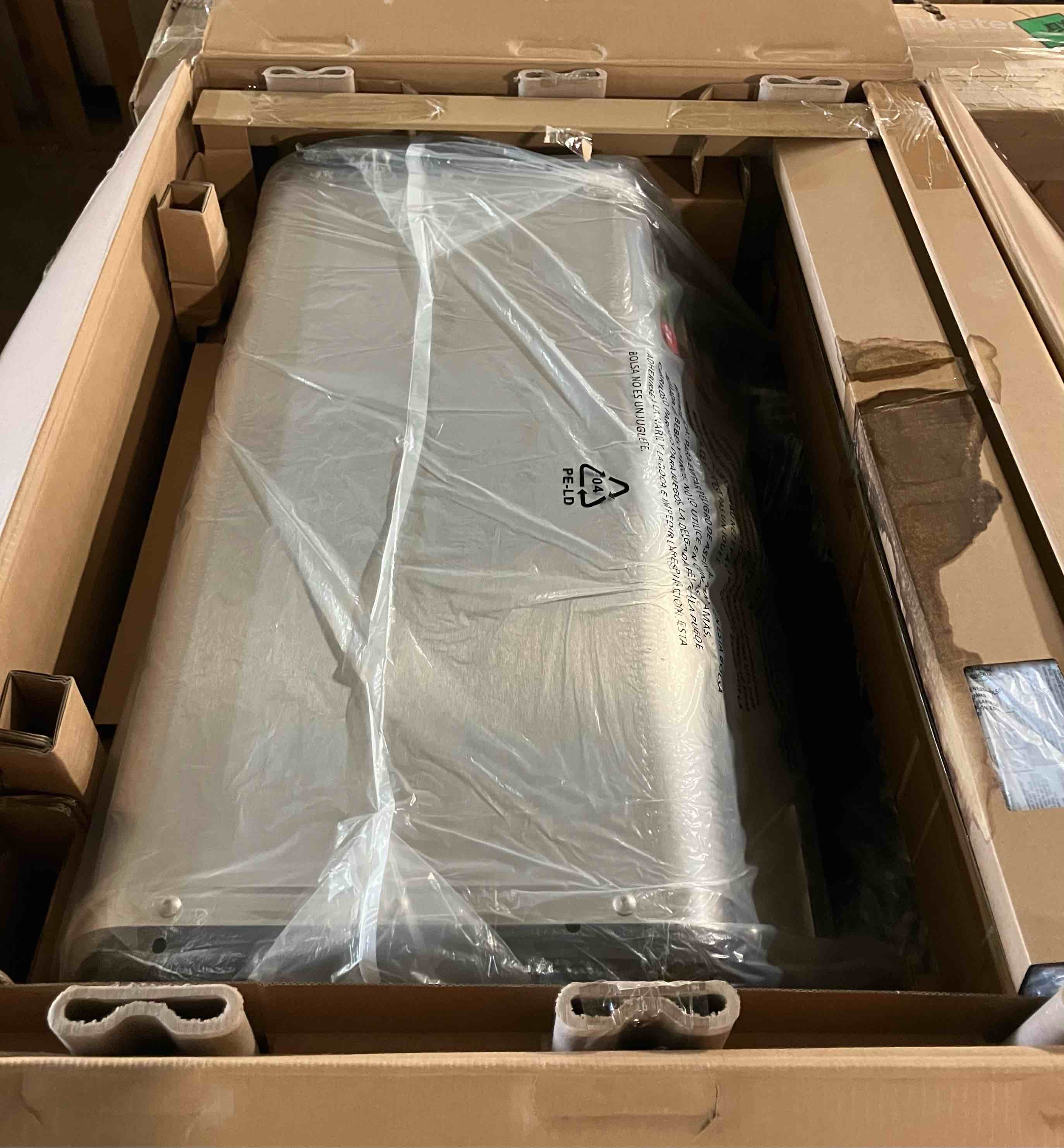 Condition photo showing New/Like New for genesis s-415 gas grill with 4 burners (liquid propane)