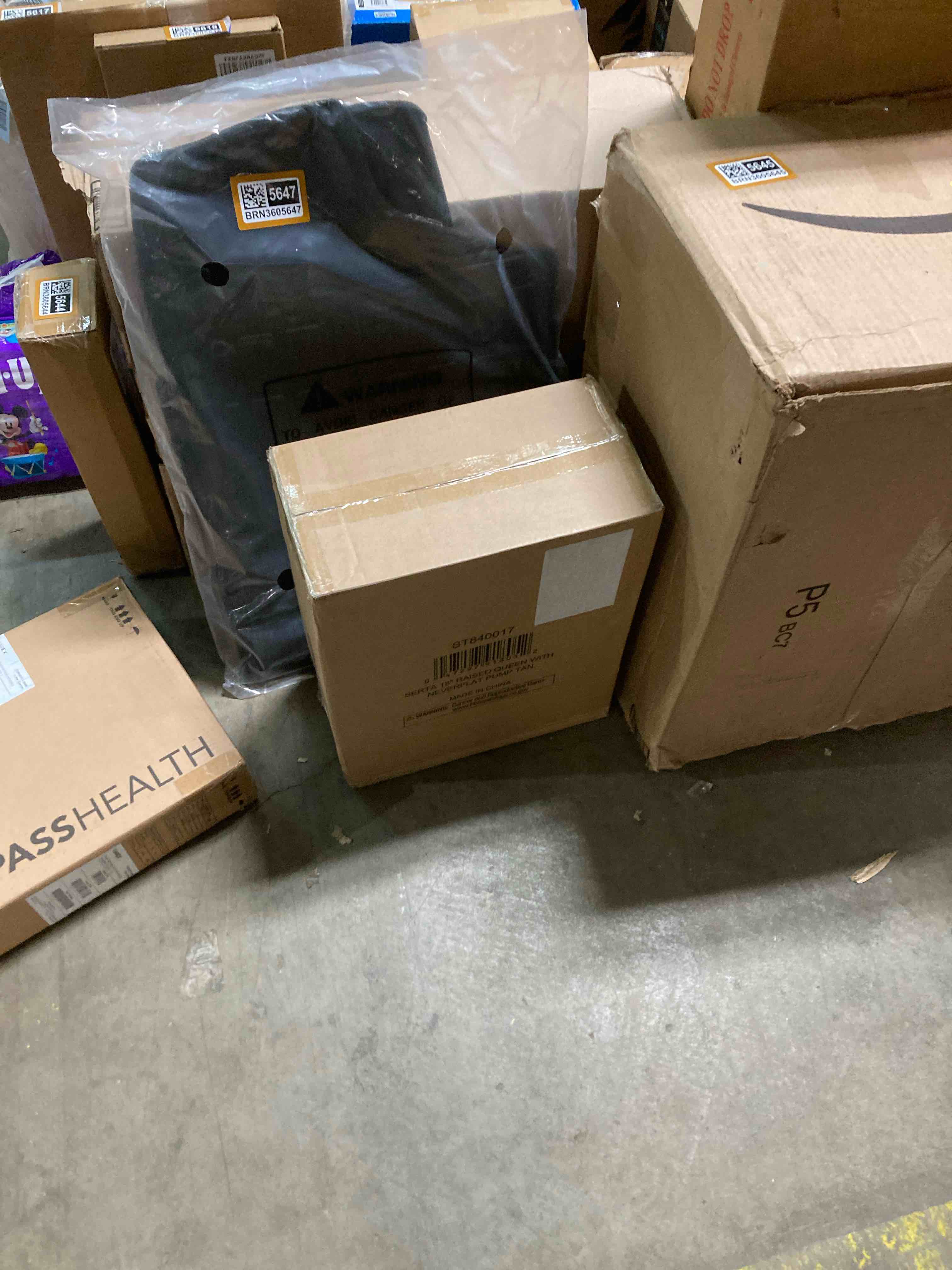 Condition photo showing New/Like New for Serta 16  Raised Queen Luxury Air Mattress with Internal Ac Pump