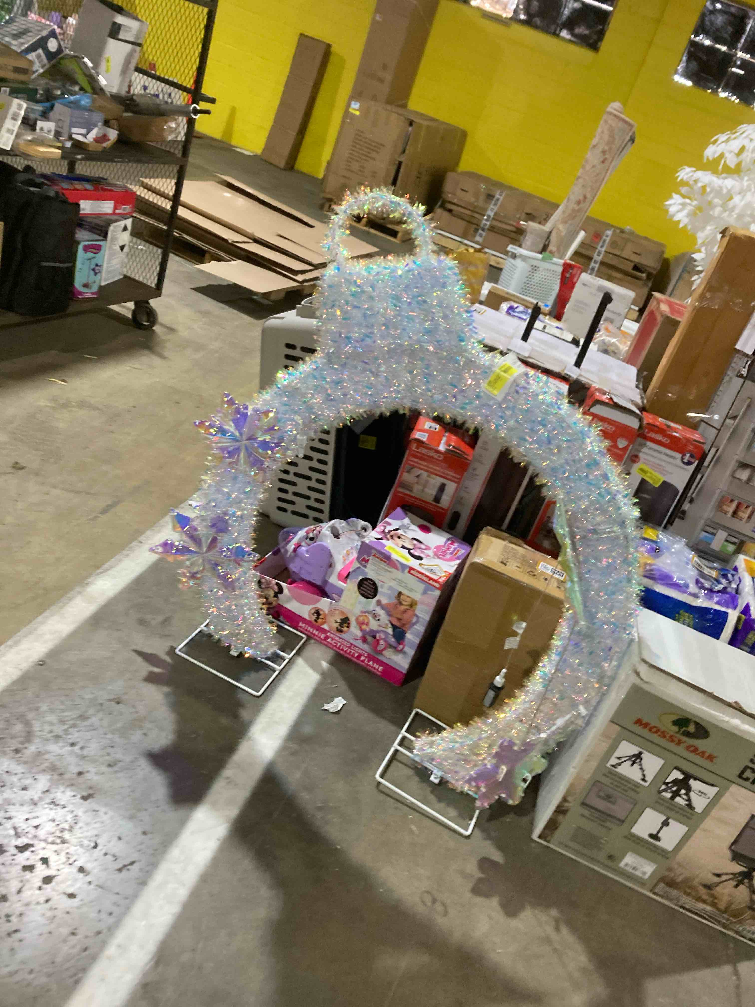 Condition photo showing Good Condition for Ornament Arch 4 ft