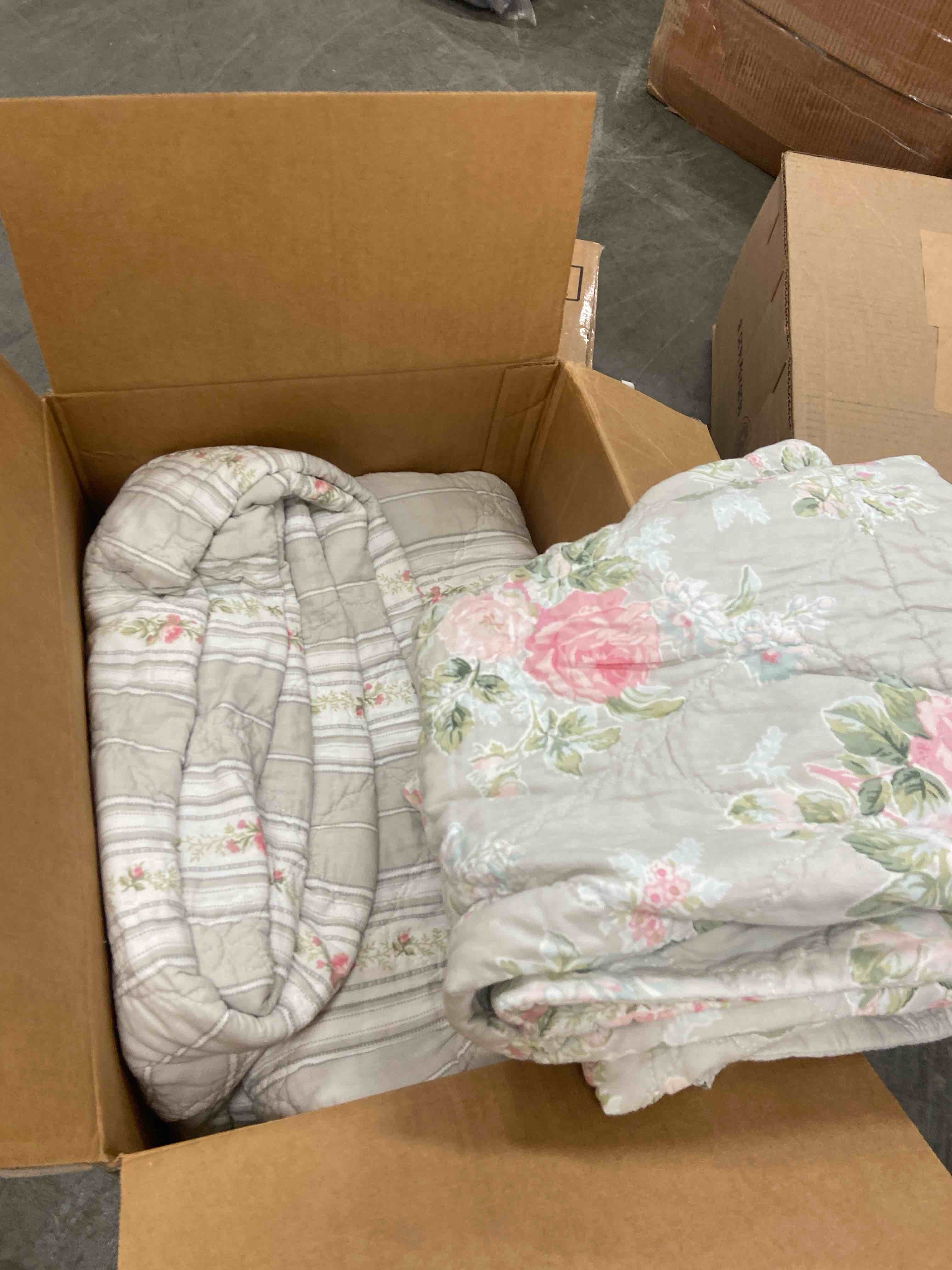 Condition photo showing New/Like New for laura ashley- queen quilt set, reversible cotton bedding with matching sham(s), lightweight home decor for all seasons, coquette room decor (melany pink, queen) queen melany pink