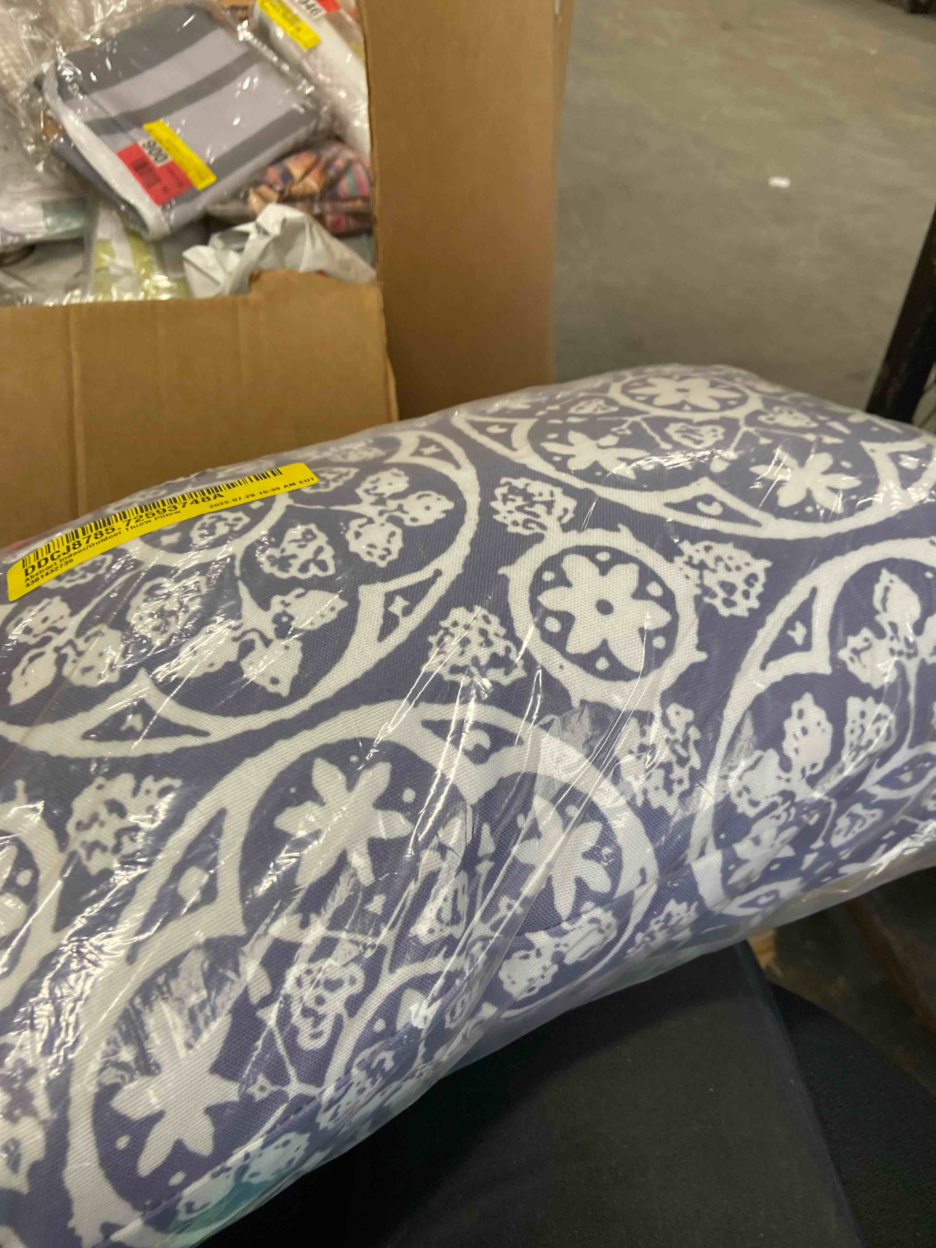 Condition photo showing New/Like New for abstract indoor/outdoor throw pillow