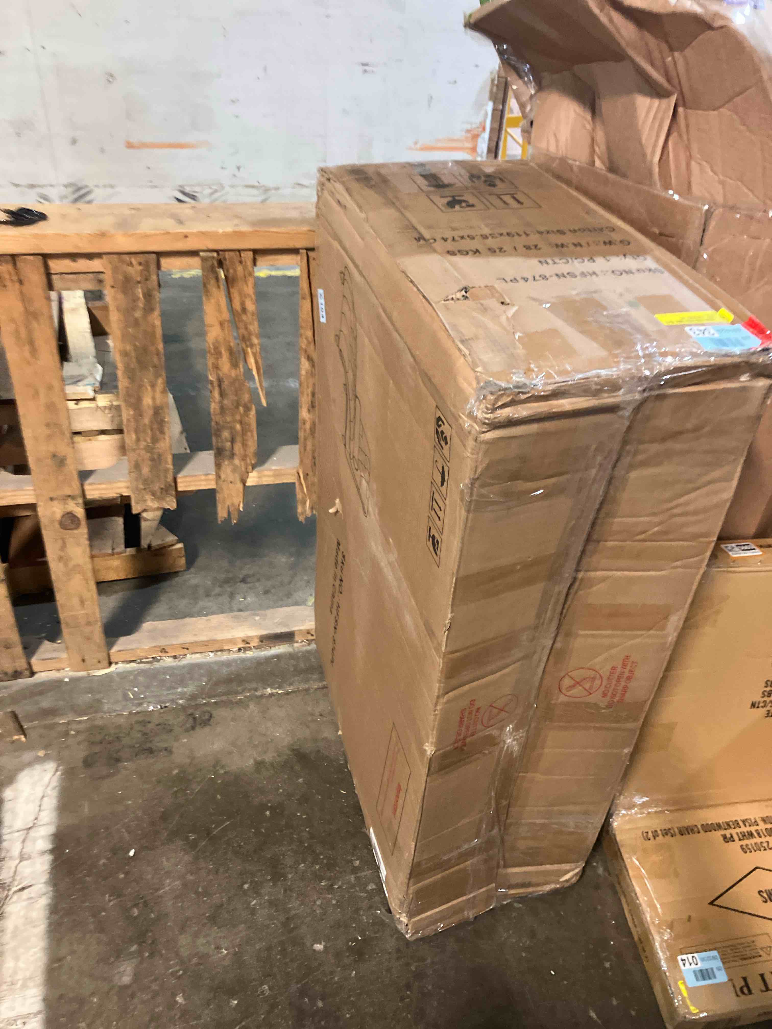 Condition photo showing New/Like New for Velvet Chaise Lounge