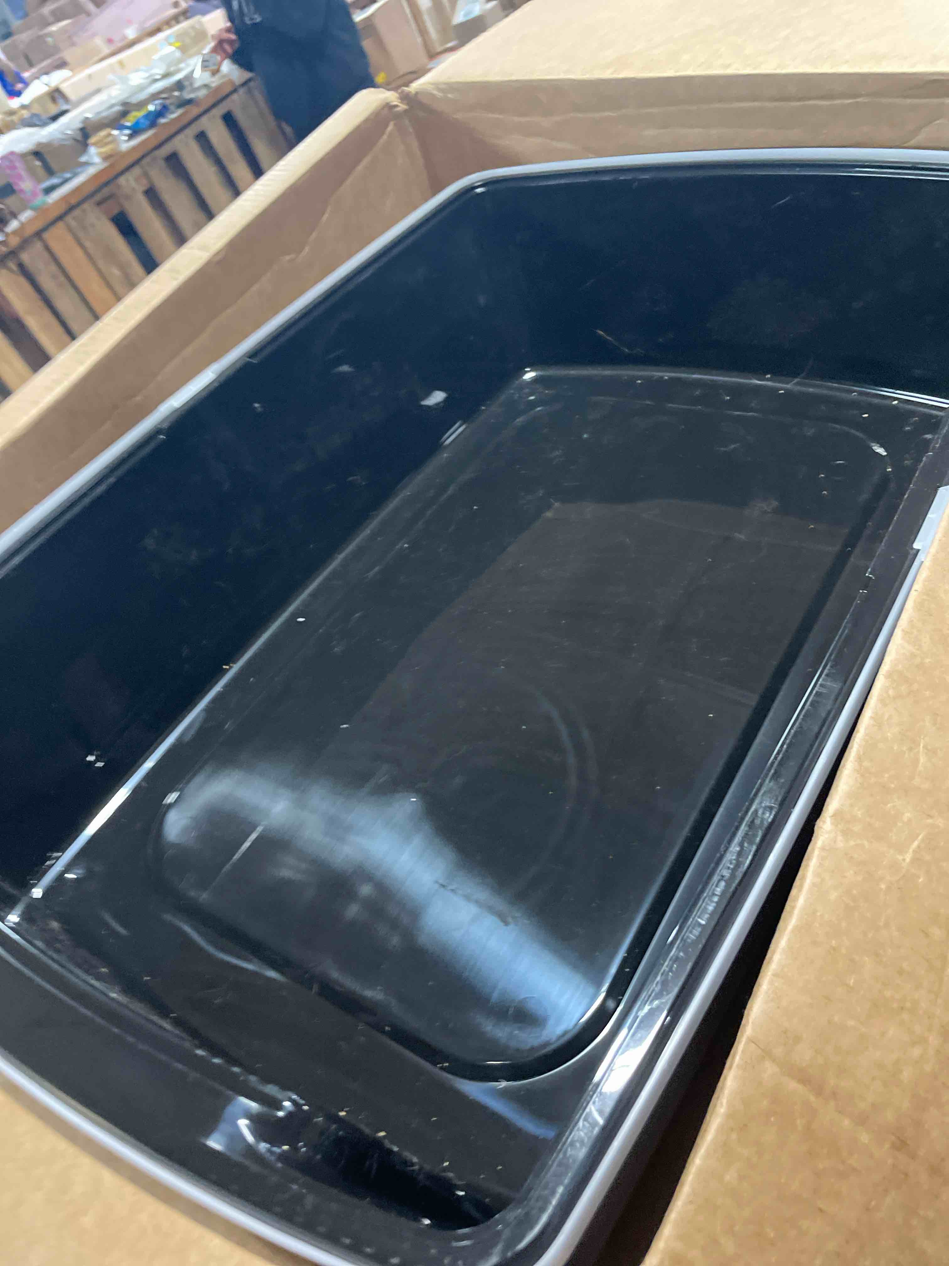 Condition photo showing Good Condition for IRIS USA XX-Large Cat Litter Box, Open Top Extra Large Litter Box for Big Cats and Multi-Cat Households, High Sided Scatter Shield, Easy to Clean, 30"L x 20"W x 14"H, Black XXL Black