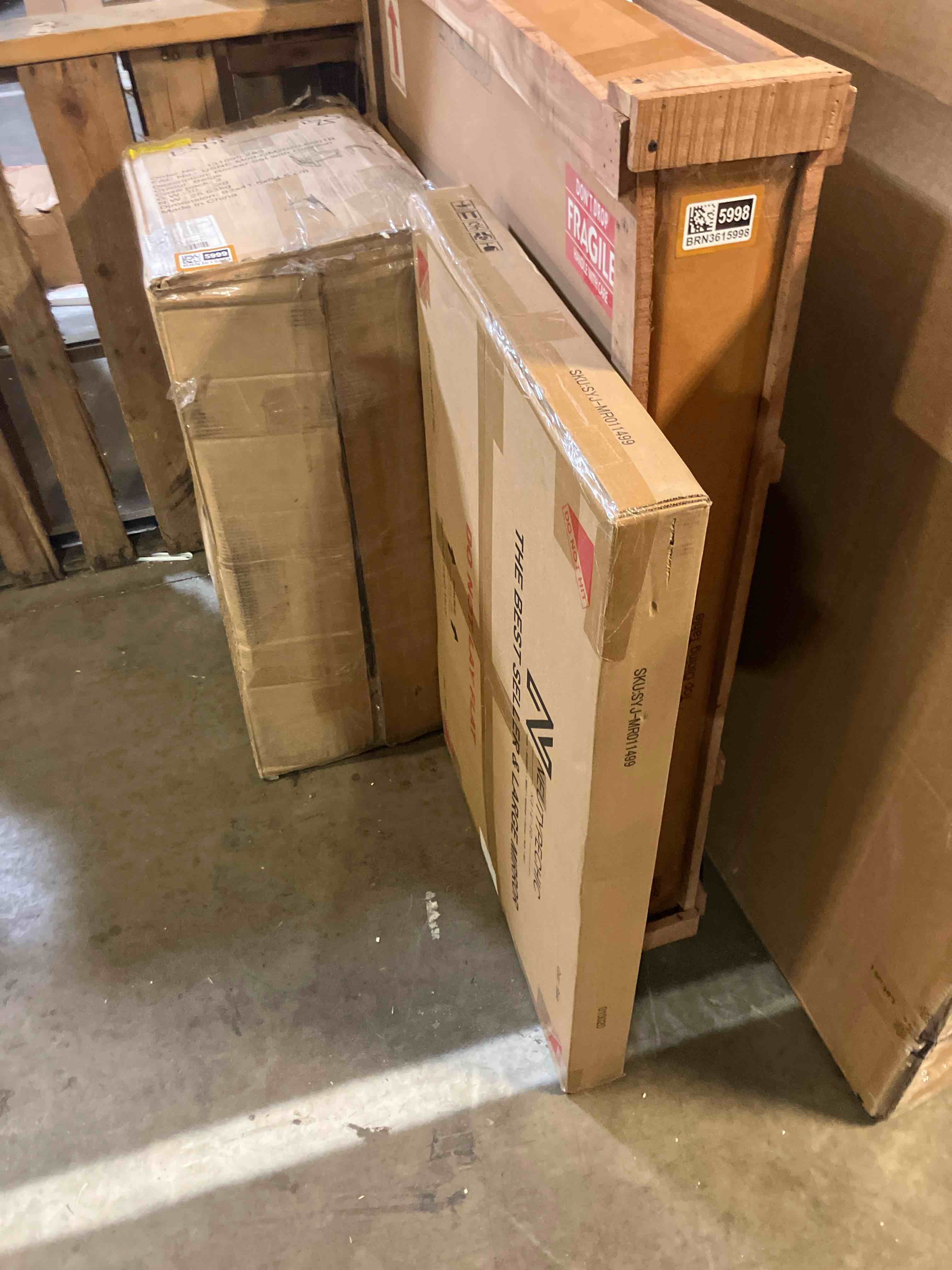 Condition photo showing New/Like New for 36“ x 24“ Evans Rectangle Wall Mirror - Kate & Laurel