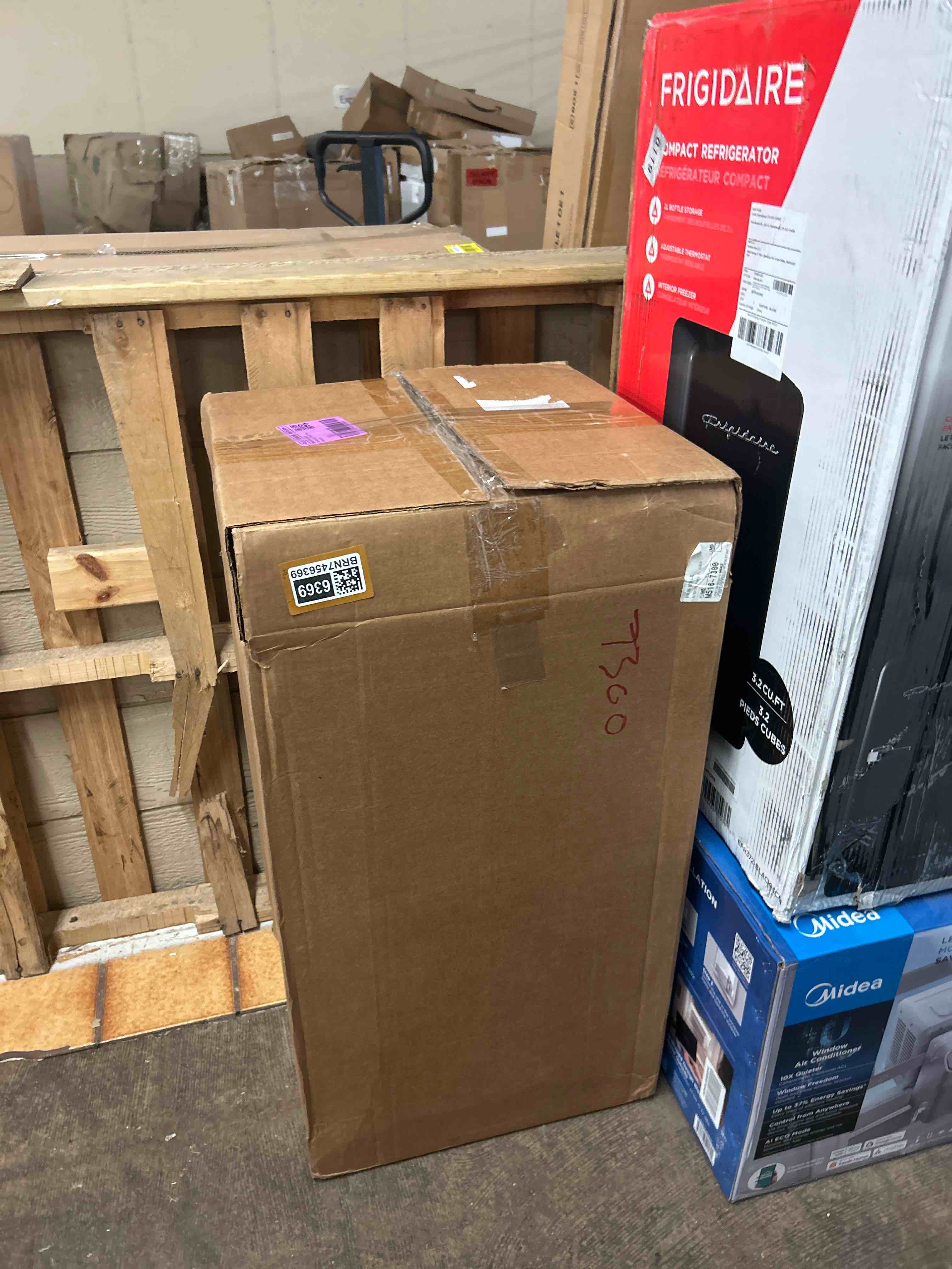 Condition photo showing New/Like New for 4 - pack flash furniture hercules child's white resin party and event chiavari chair for commercial & residential use