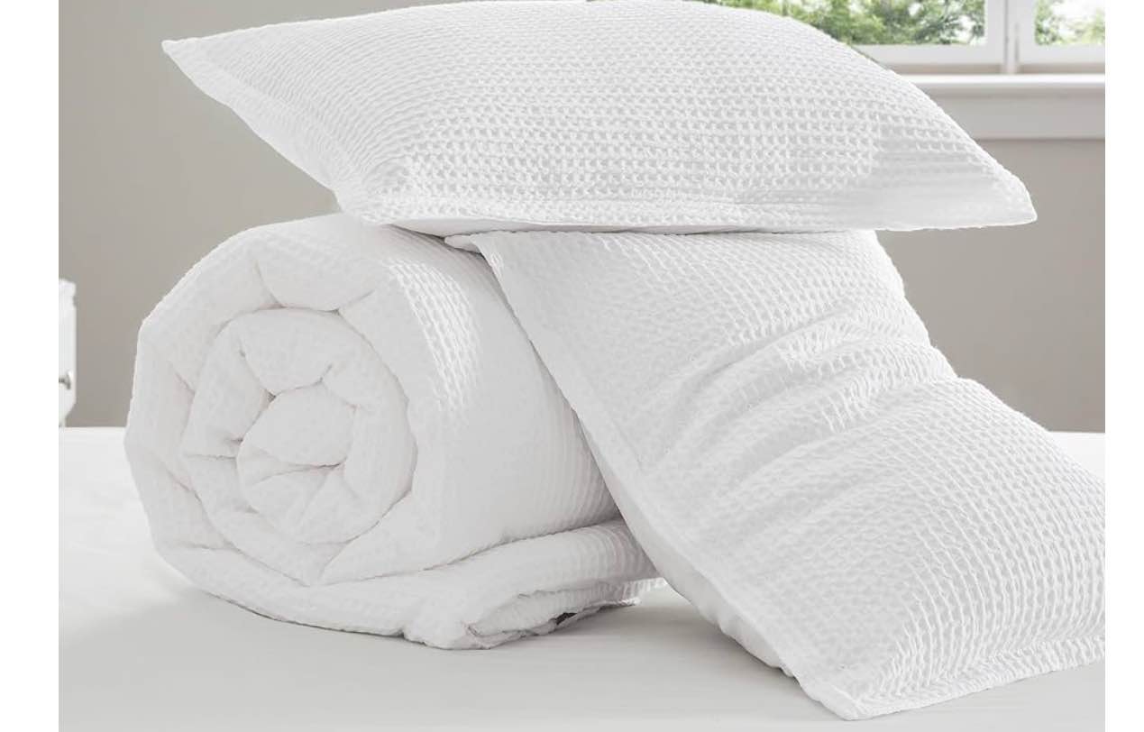 Bedsure Waffle Comforter Set Twin/Twin XL , White  Soft Cotton Bedding, Waffle Weave Bed Set, 2 Pieces, 1 Comforter (66"x90") and 1 Pillow Sham, Premium Cotton Cover with Polyester Fill for All Seasons ( SIMILAR TO ONE IN STOCK)