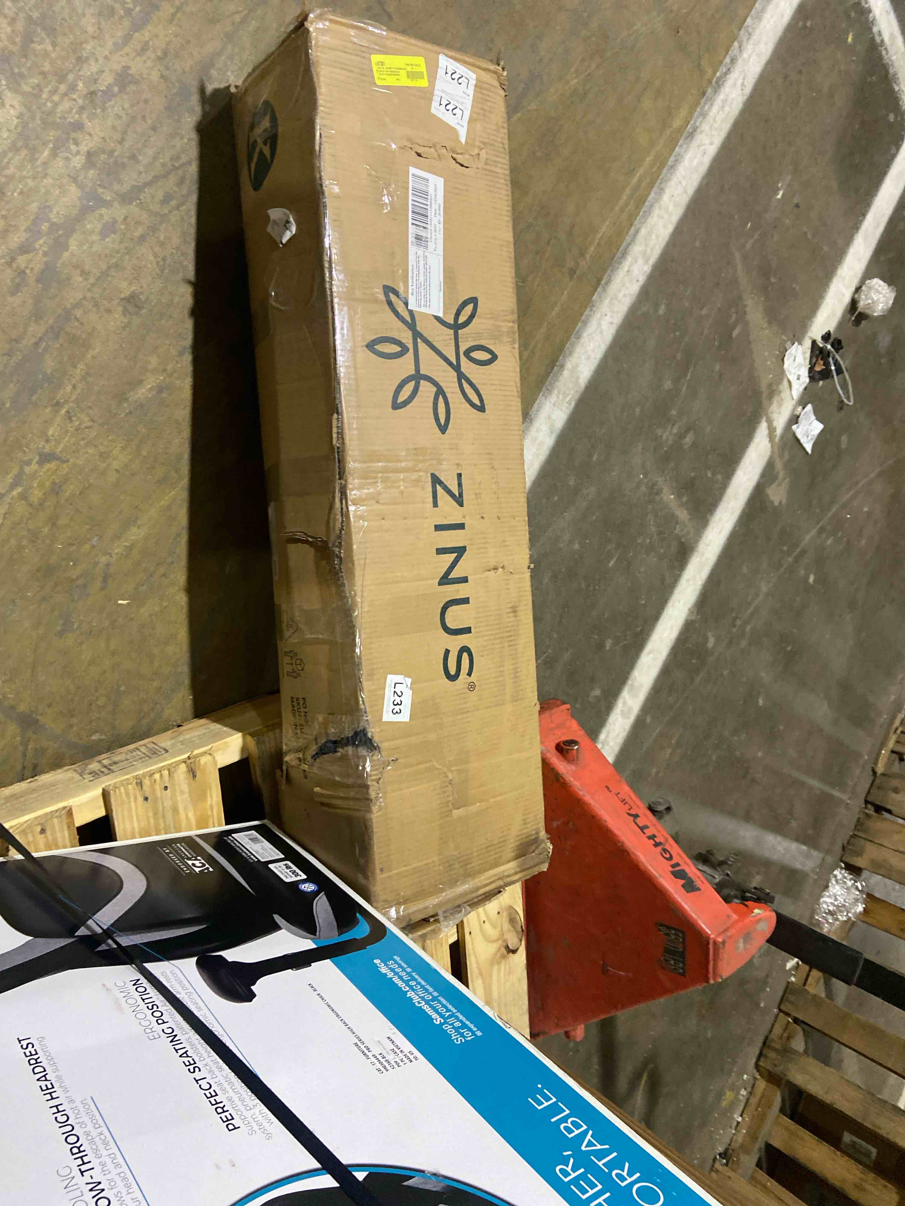 Condition photo showing Good Condition for Zinus 14" Metal SmartBase Heavy-Duty Foundation, Adult, King