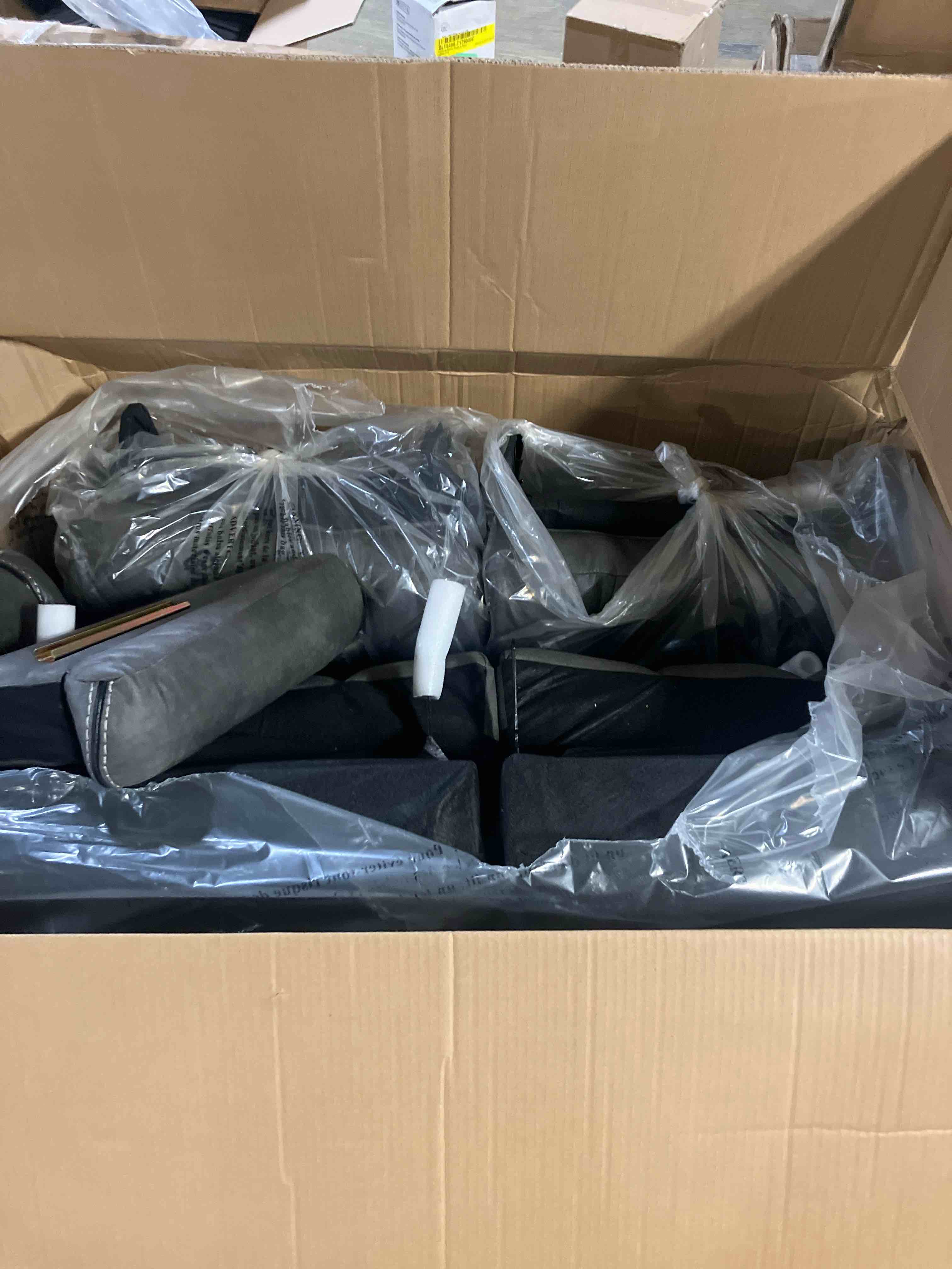 https://s3.amazonaws.com/lotting-images-prod/phillipi/GRA0383821_1749064106915.jpeg
