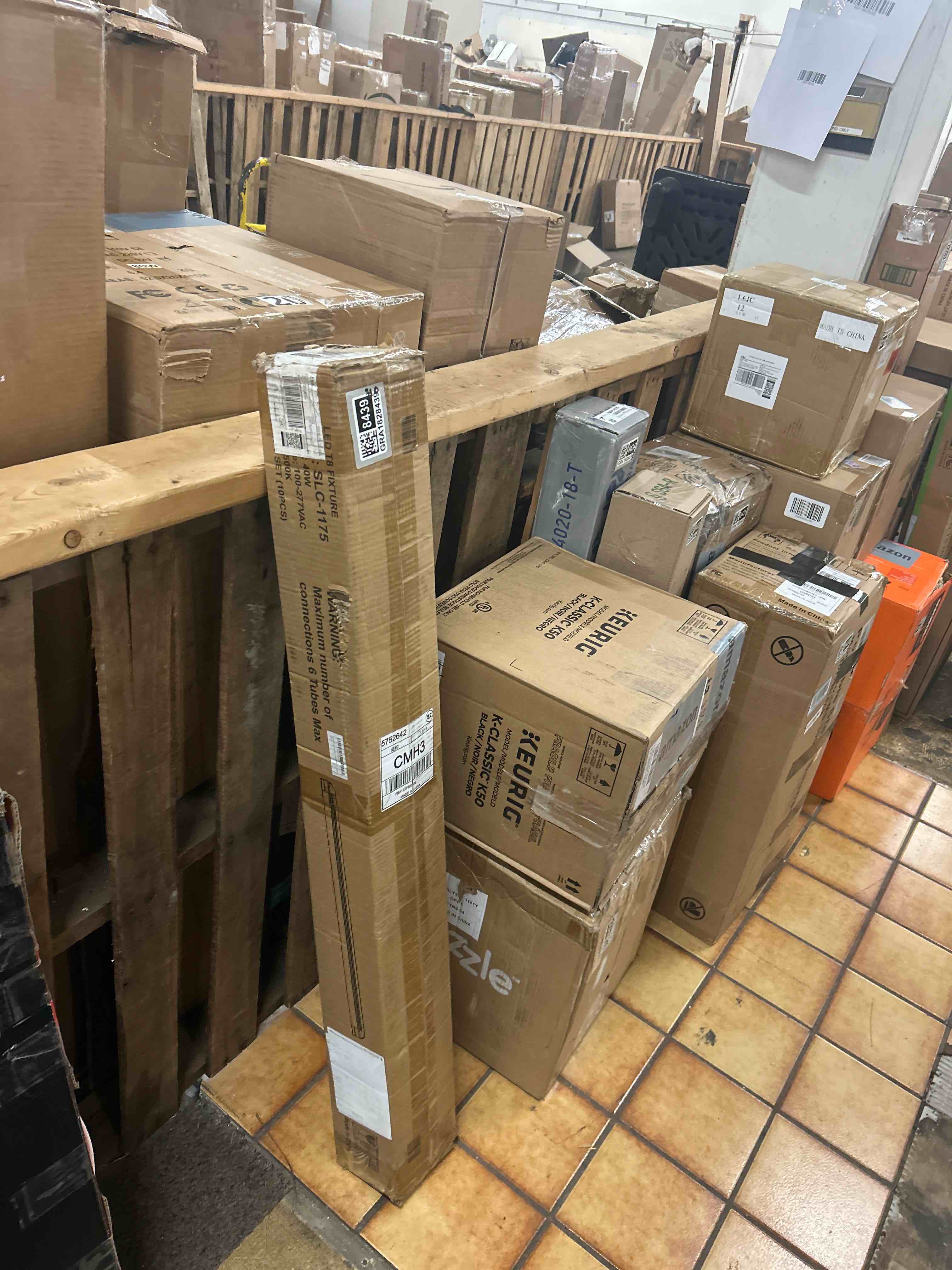 Condition photo showing New/Like New for hykolity 4FT LED Shop Light, V Shape Integrated T8 LED Tube Light, 5200LM, 40W, 6500K Super Bright White,high Output Linkable Shop Lights W/Built-in ON/Off Switch for Warehouse, ETL, 10 Pack