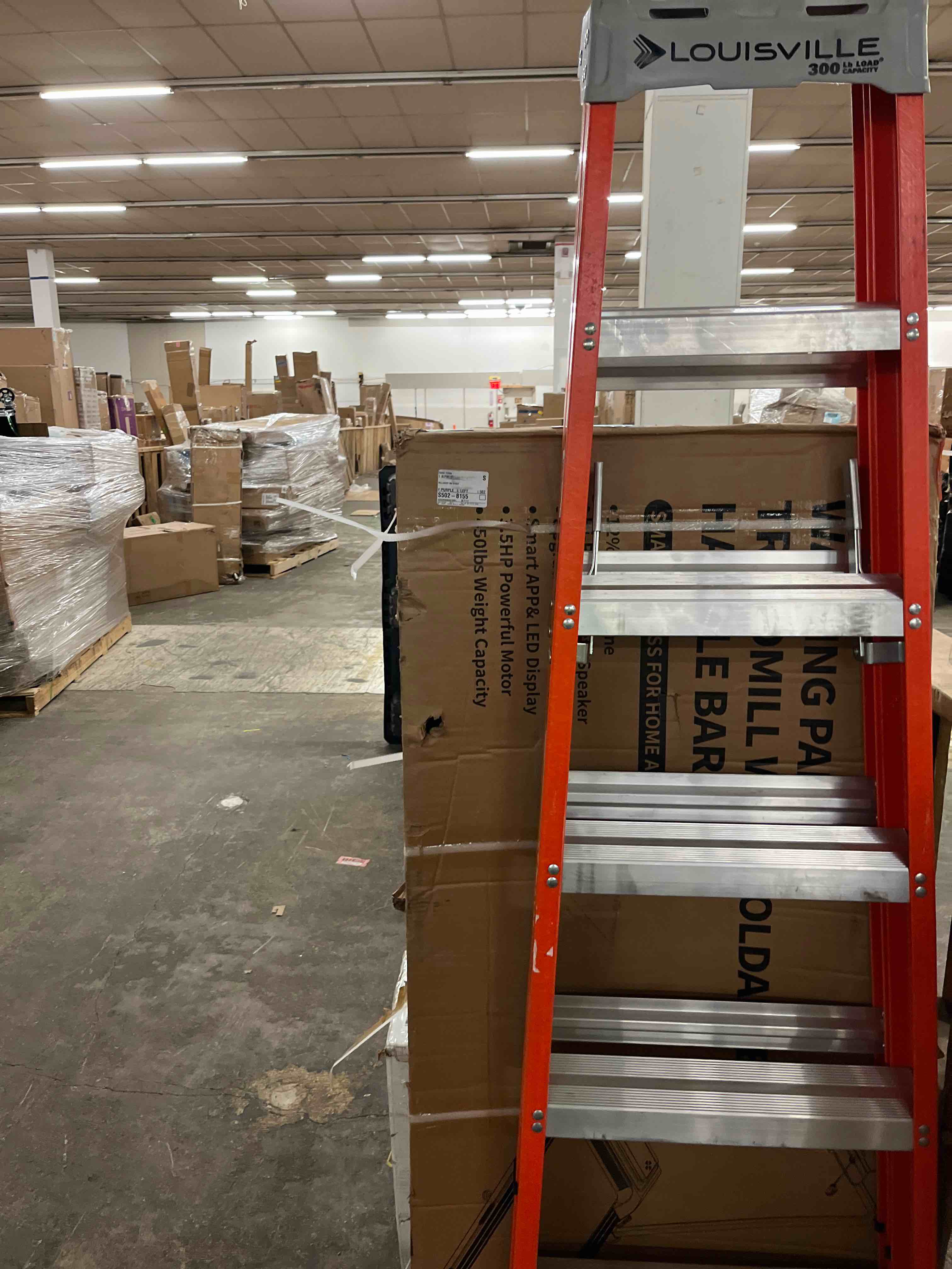Condition photo showing New/Like New for Louisville Fiberglass Heavy Duty Step Ladder 300 Pound Duty Rating FS1506