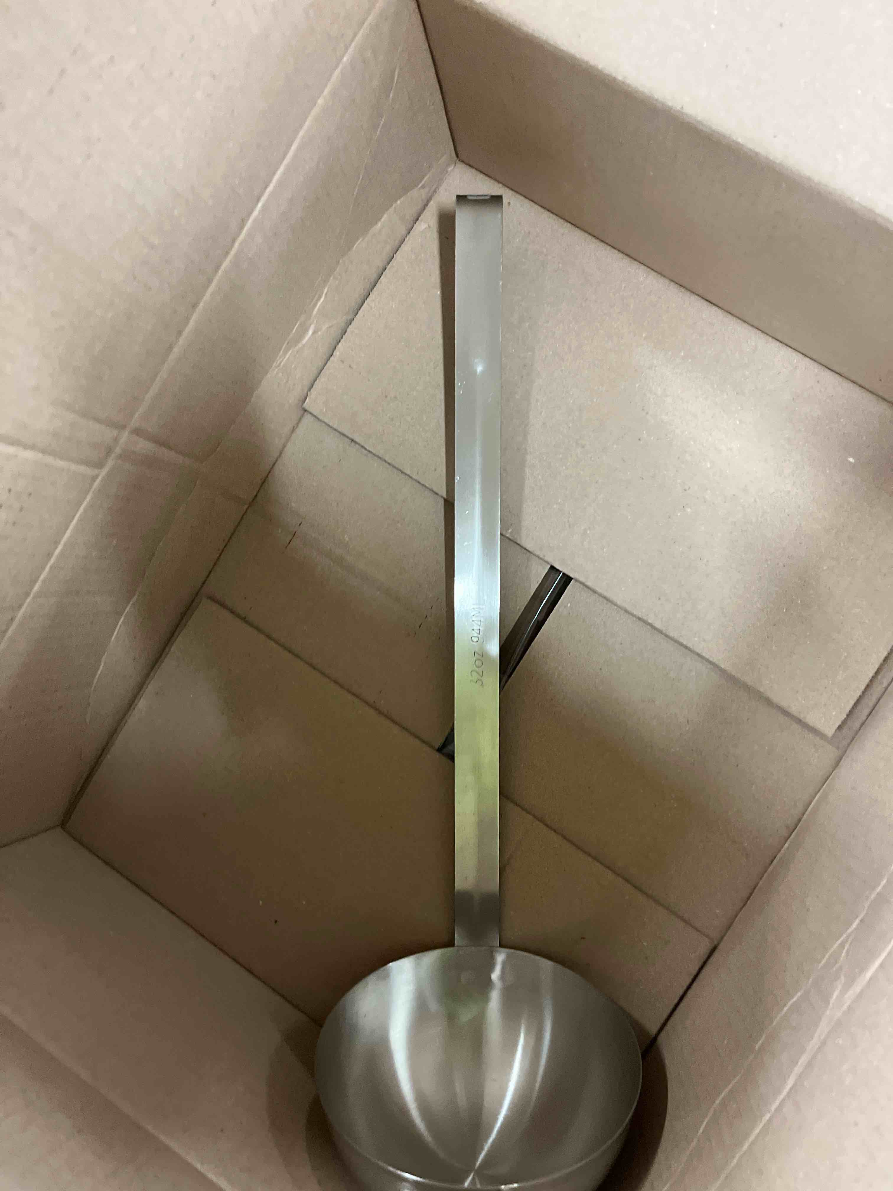 Condition photo showing Good Condition for Stainless Steel Ladle, 32 oz - Heavy-Duty 2-Piece Construction, Long Handle, Hooked Design for Easy Storage - Perfect for Soup, Stew, Chili, Sauce, and Commercial Kitchens (1, 32 Oz)