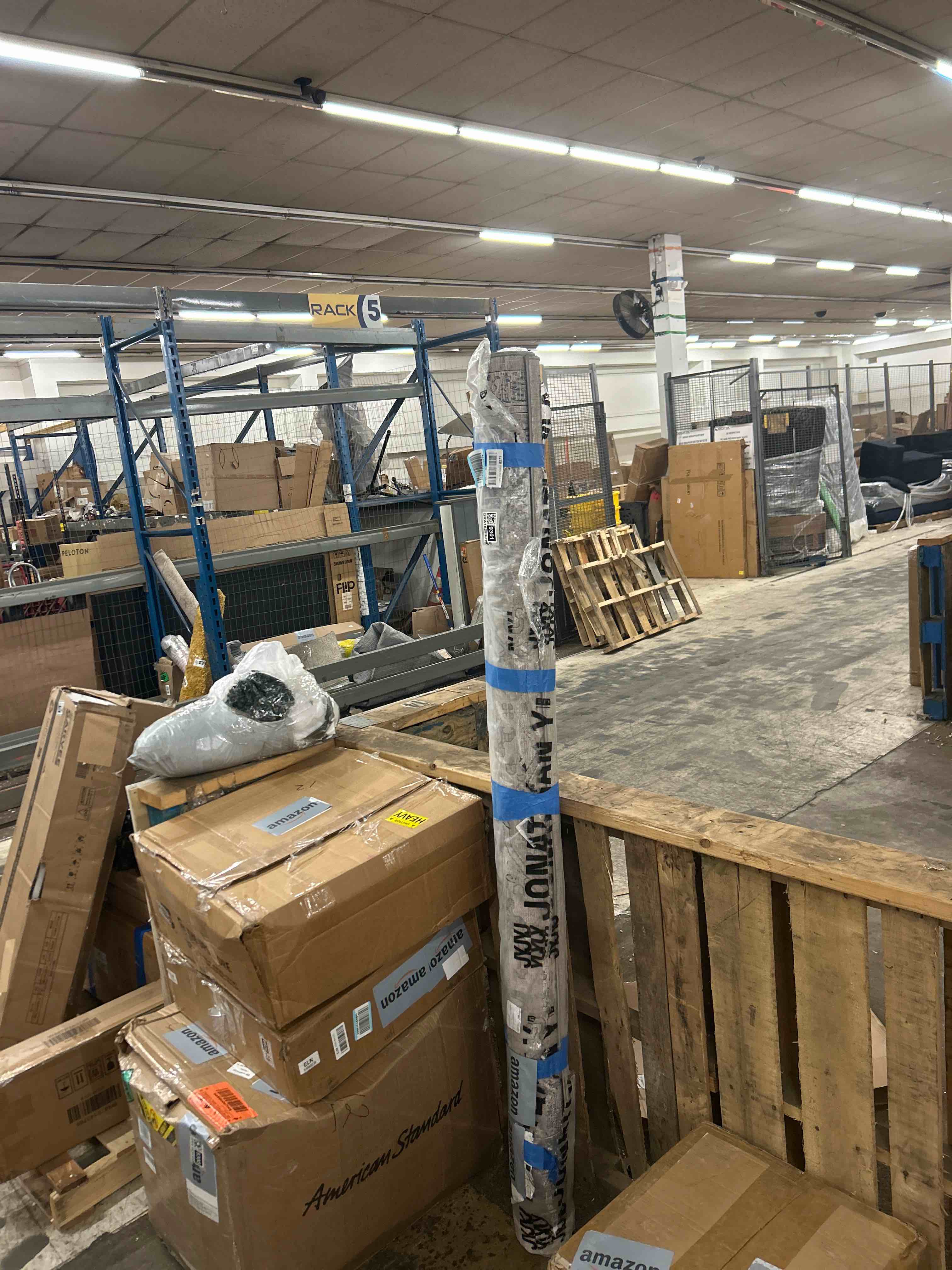 Condition photo showing New/Like New for JONATHAN Y Modern Vintage Medallion Light Gray/Navy 6x6 Square Indoor Area Rug, Country, Floral, Easy-Cleaning for Living Room, Bedroom, Kitchen, Pet Friendly, Non-Shedding (MDP106B-6SQ)