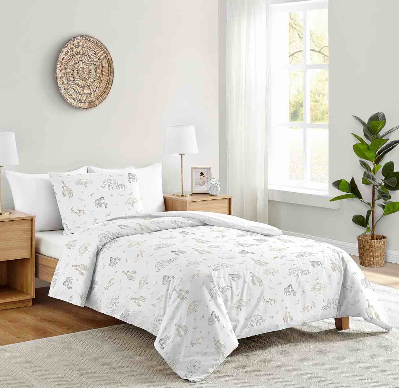 Condition photo showing New/Like New for sweet jojo designs toddler bedding set in the serengeti animals collection. 40x60 comforter