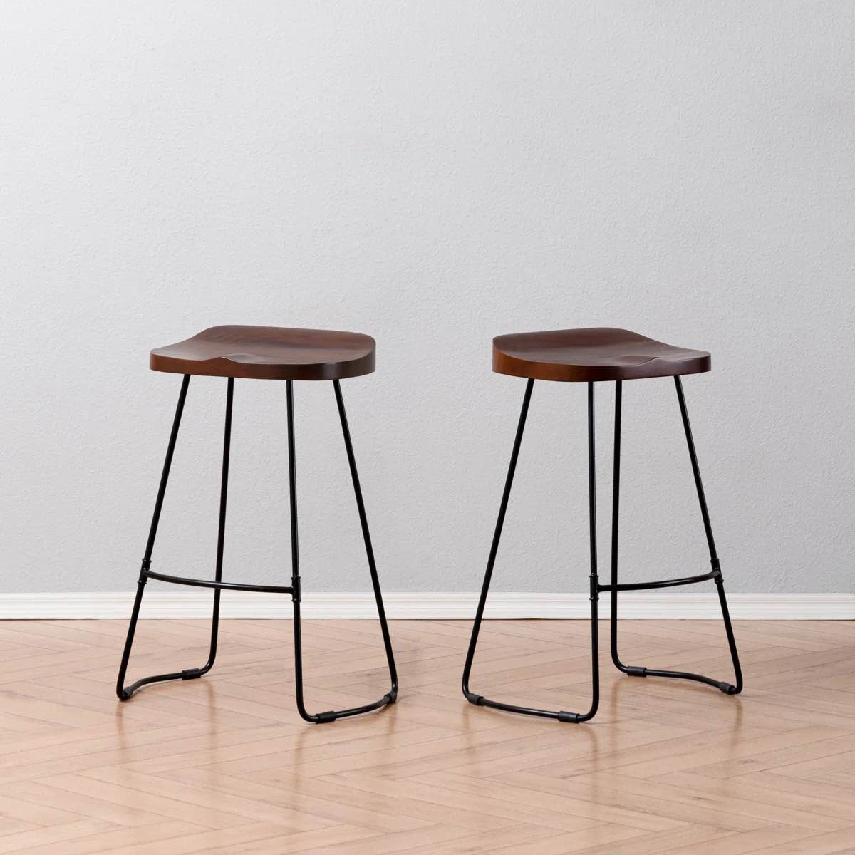 Condition photo showing New/Like New for racette counter stool with metal frame (one)