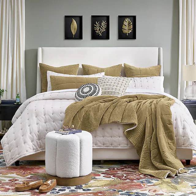 Condition photo showing New/Like New for grace upholstered platform bed, queen