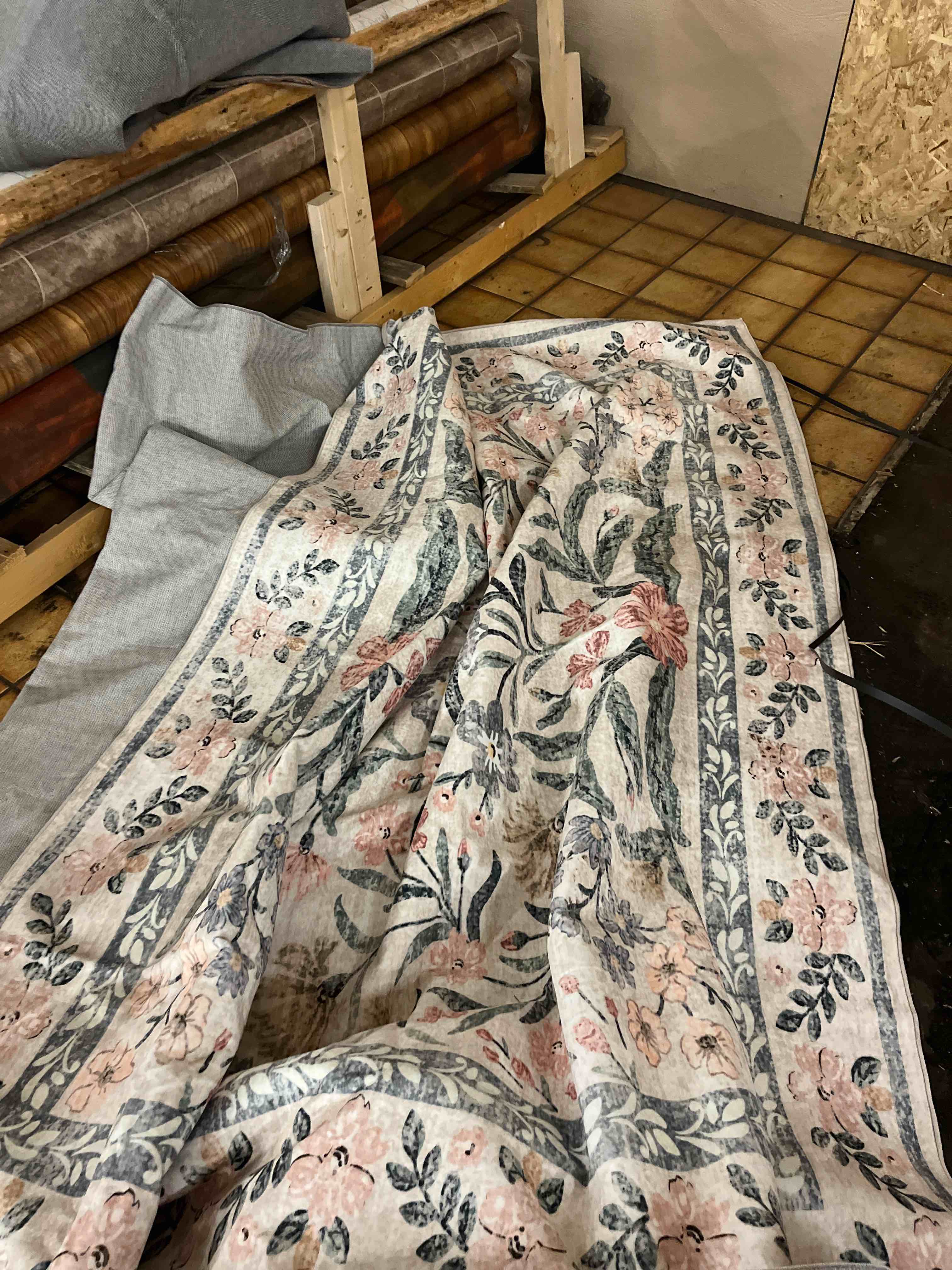 Condition photo showing Good Condition for 8x10 Area Rugs for Living Room: Floral Washable Rug Vintage Large Soft Boho Non-Slip Carpet Indoor Stain Resistant Low Pile Carpets for Bedroom Dining Room Farmhouse Nursery Home Office Green Beige