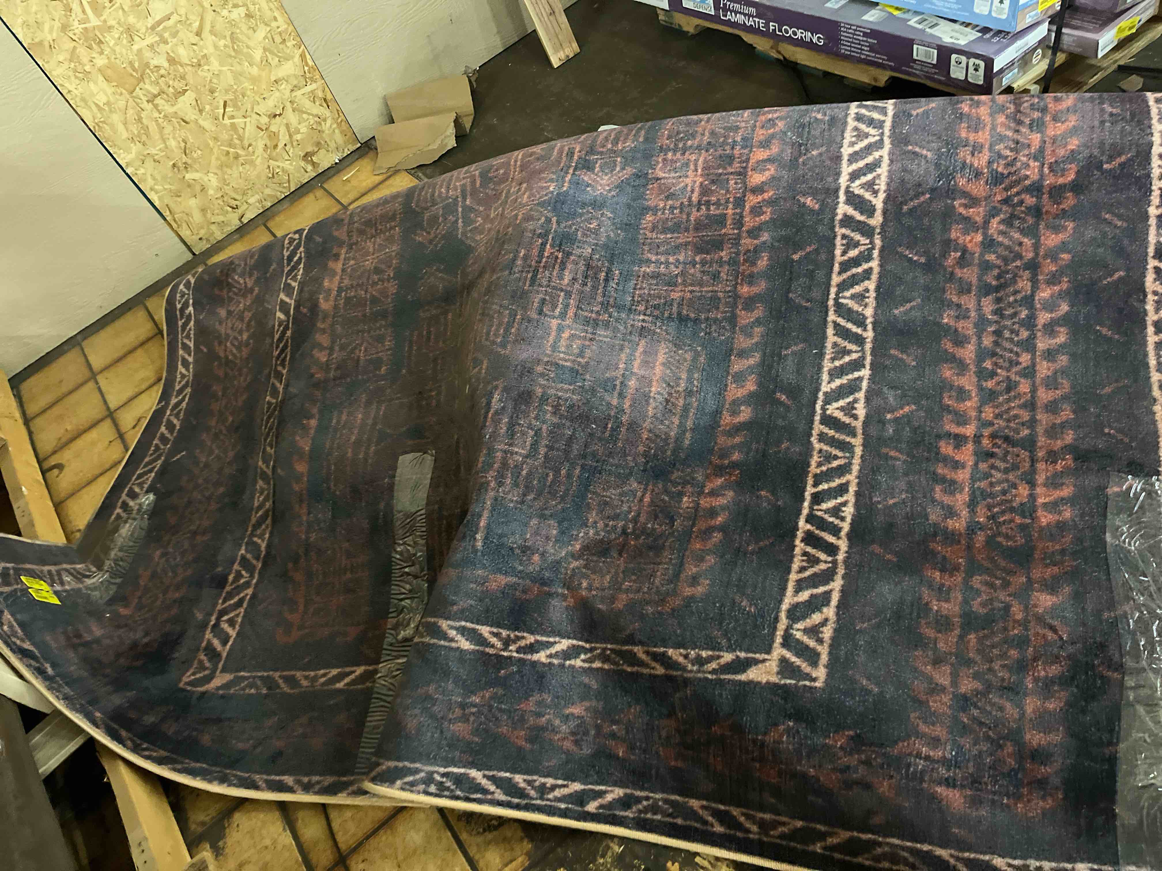 Condition photo showing New/Like New for Contemporary 1507 Area Rug - 5'x7' 