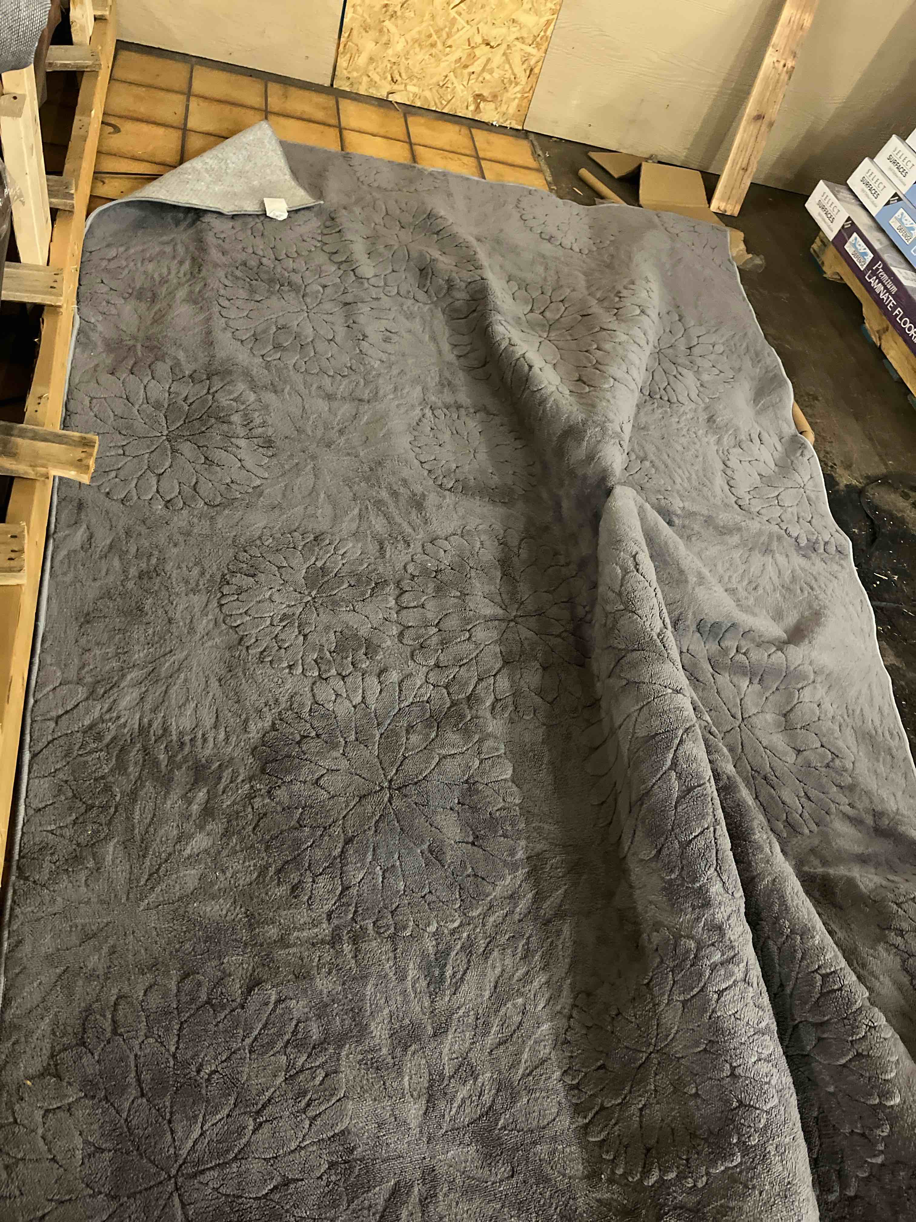 Condition photo showing Good Condition for mcow 3d floral high-low texture plush washable non-slip area rug (6’ x 9’)