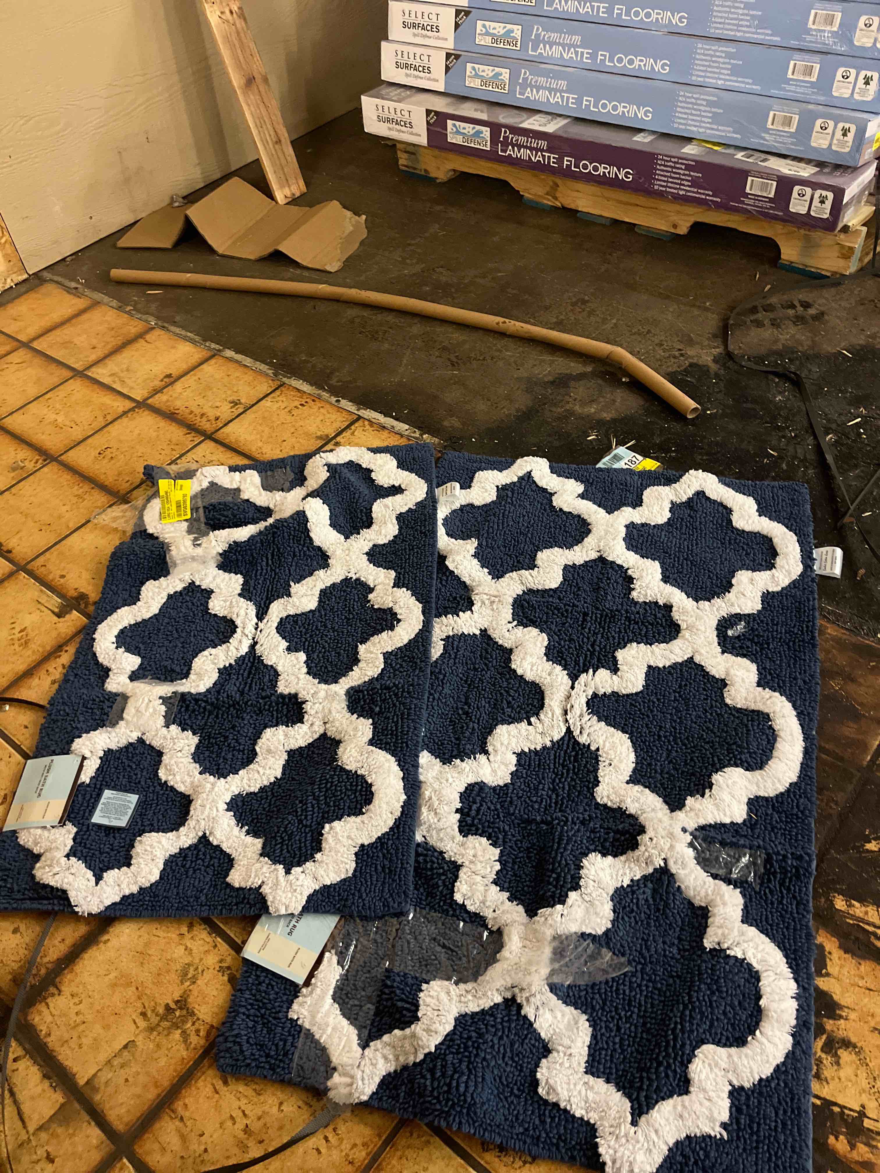 Condition photo showing Good Condition for c23 trellis navy blue/white bathroom rug 2200 gsm set of 2-20"x32" & 16"x24" | ultra-thick high-density bath mat, non-slip luxury bathroom mat | hotel quality, machine washable bath rug, 2 pack
