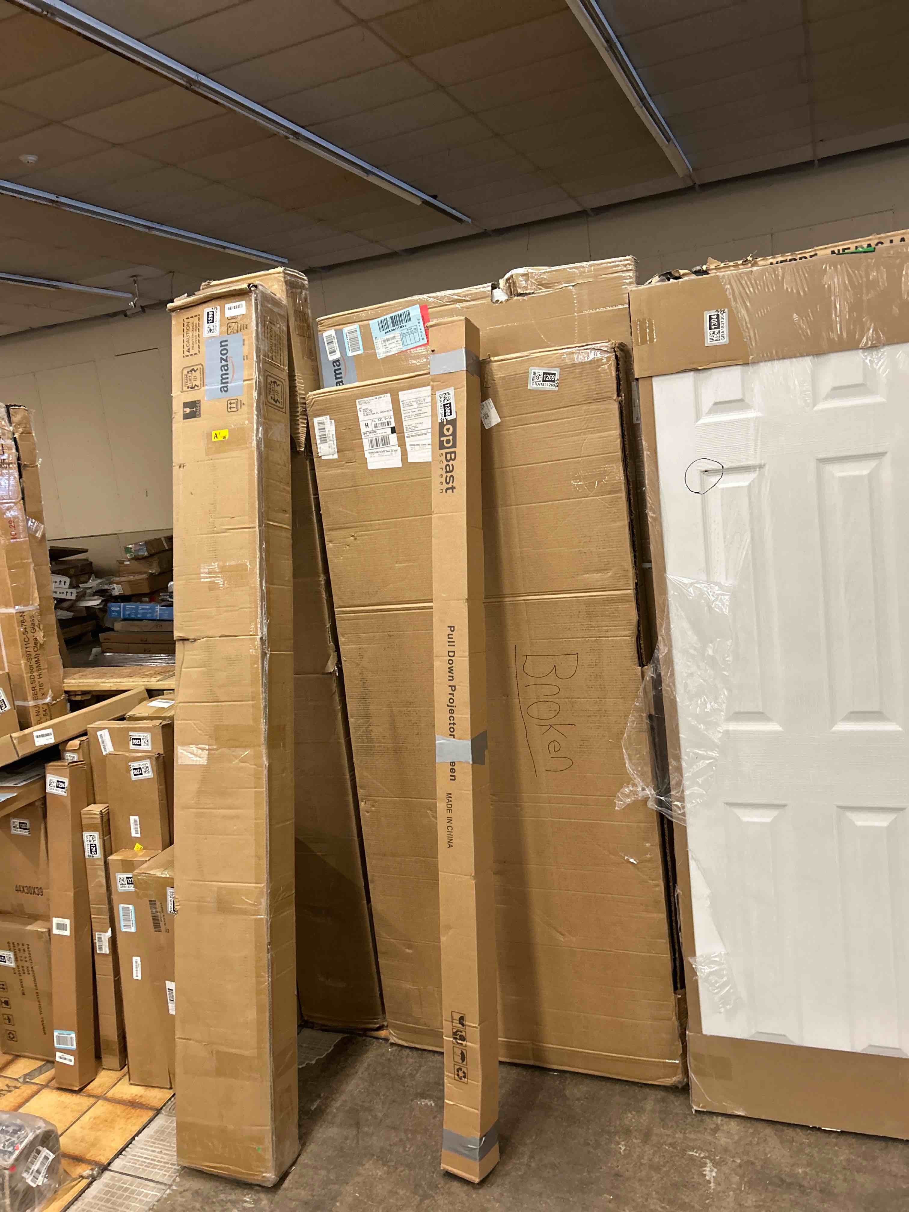 Condition photo showing New/Like New for Pyle Manual Pull-Down Projector Screen - Universal 84-inch Roll-Down Retractable Manual Projection Screen w/ Auto-Locking, Adjustable Screen Height, Black Masking Border - 50.3'' x 67.3'' PRJSM9406