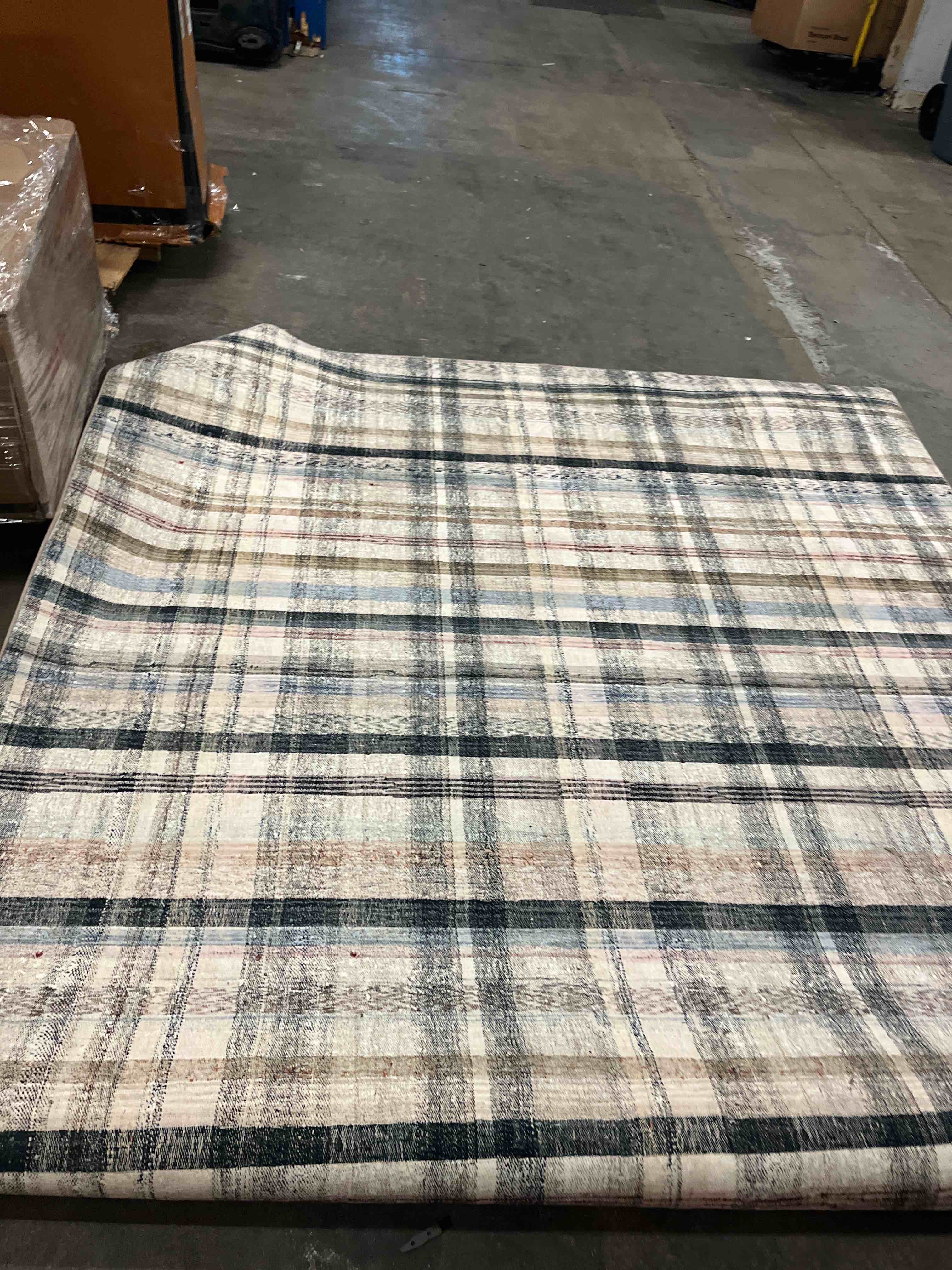 Condition photo showing New/Like New for Chris Loves Julia Humphrey Hum-02 7'3" x 9'3" Area Rug