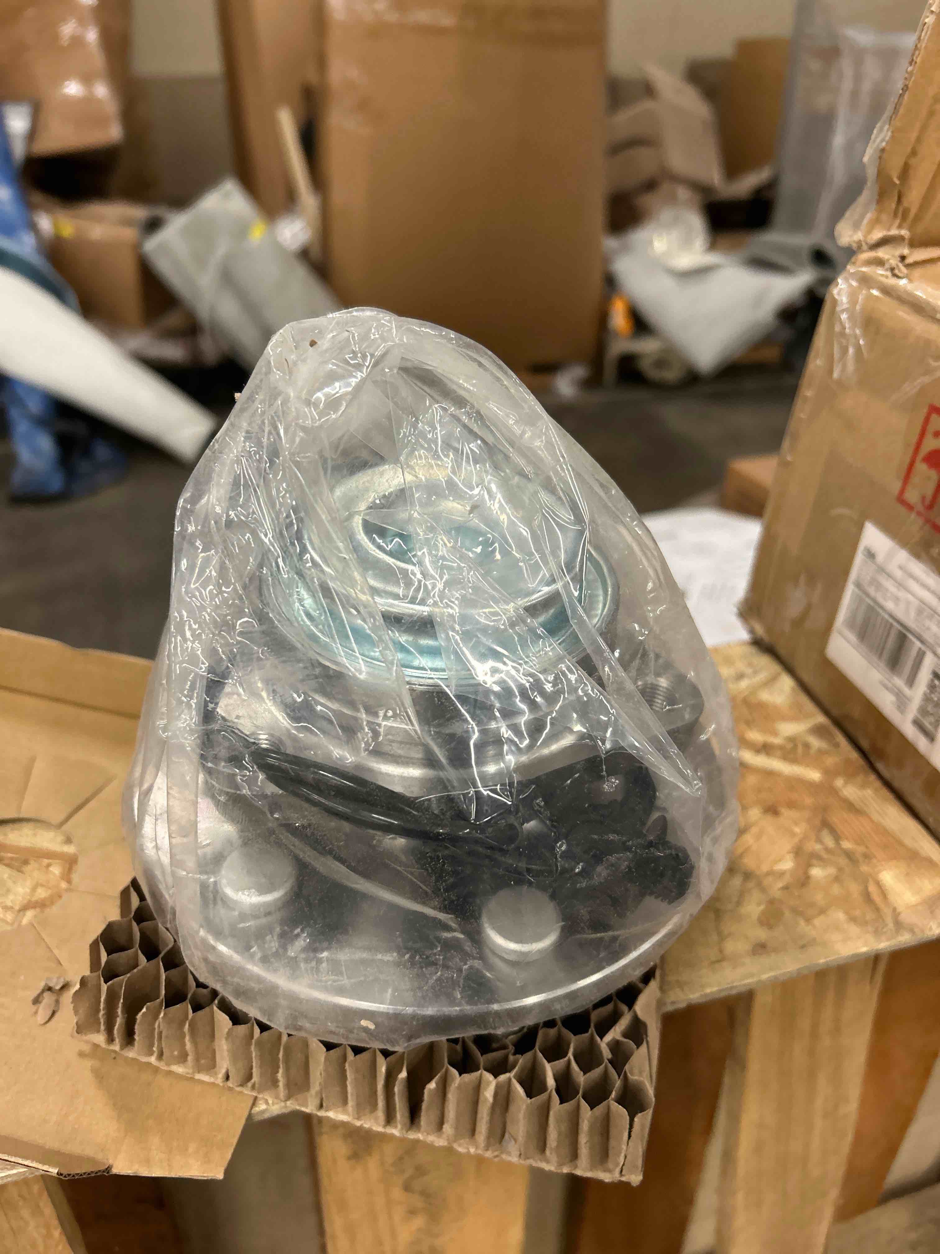 Condition photo showing New/Like New for detroit axle - 2wd front wheel bearing hubs for 2007-2013 gmc chevy avalanche silverado sierra 1500, 2007-2014 yukon tahoe cadillac escalade wheel bearing and hubs assembly set, pair hubs