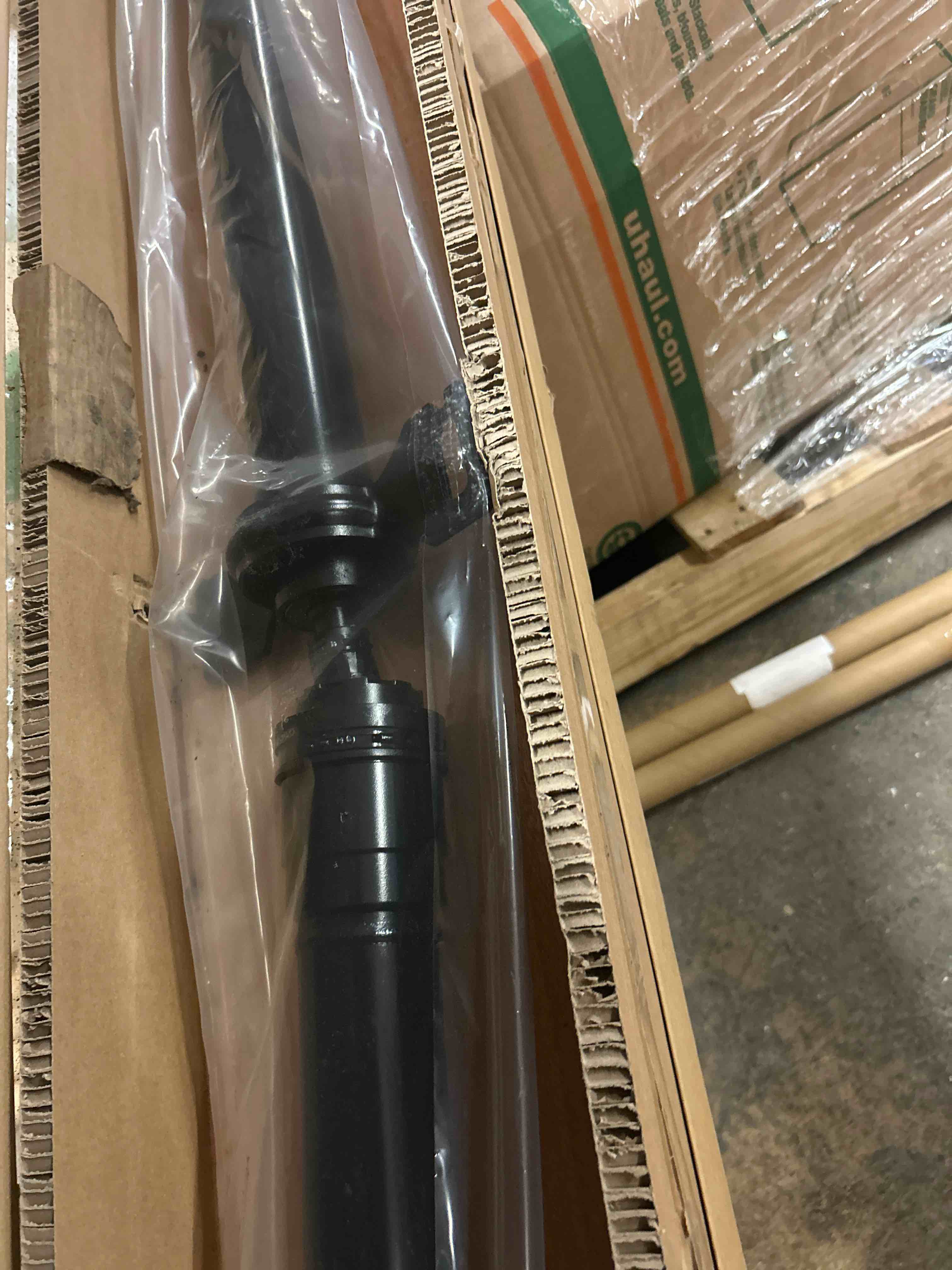Condition photo showing New/Like New for scitoo 84.5" steel rear driveshaft assembly drive shaft fit for ford for explorer 2011-2018/for police interceptor sedan utility/for taurus x/for lincoln mks/for mercury sable,auto awd,8g1z4r602a
