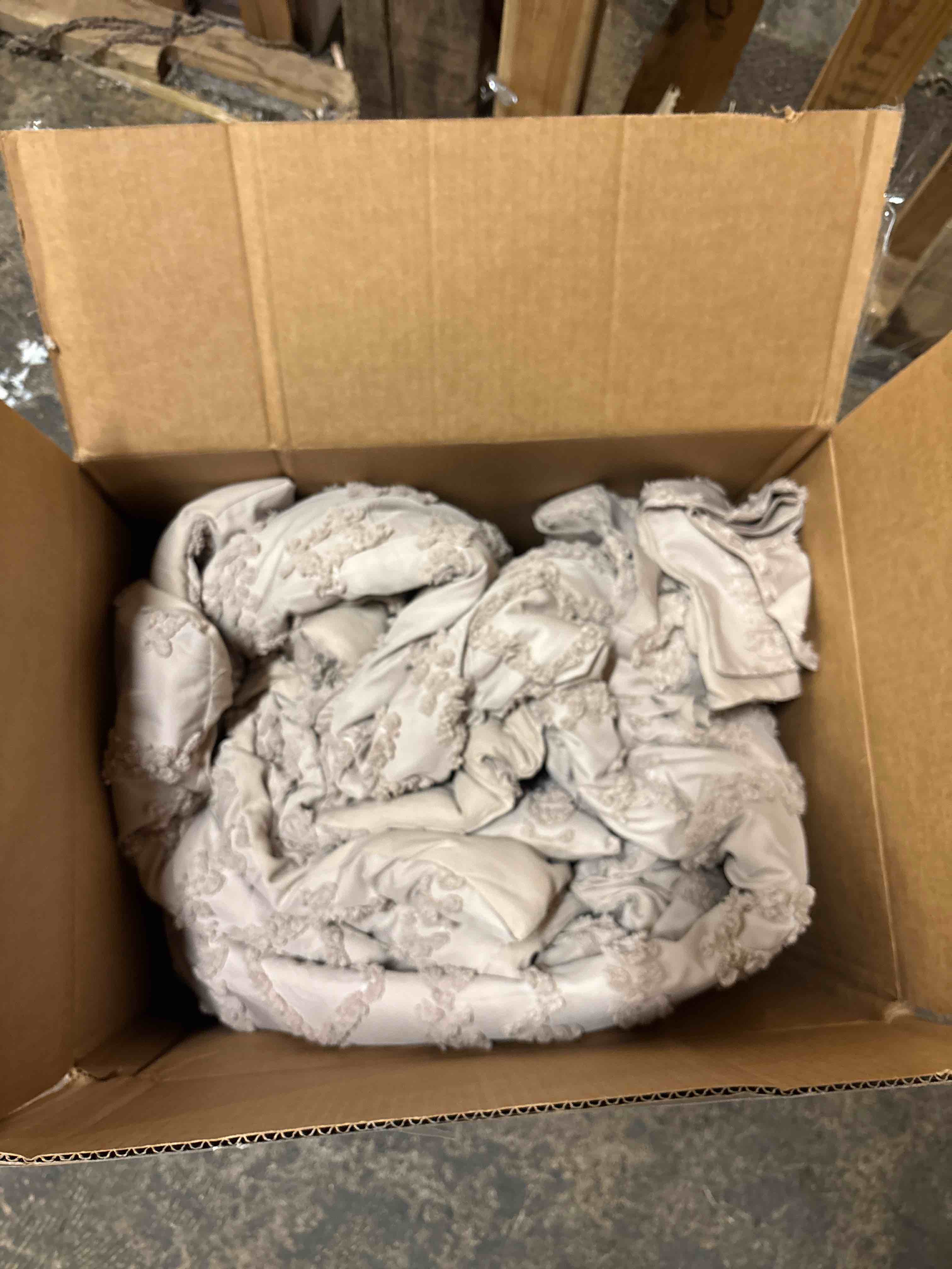 Condition photo showing Good Condition for Best Seller Bedsure GentleSoft Tufted Boho Farmhouse Shabby Chic Embroidery Bedding Set for Halloween 199 GSM