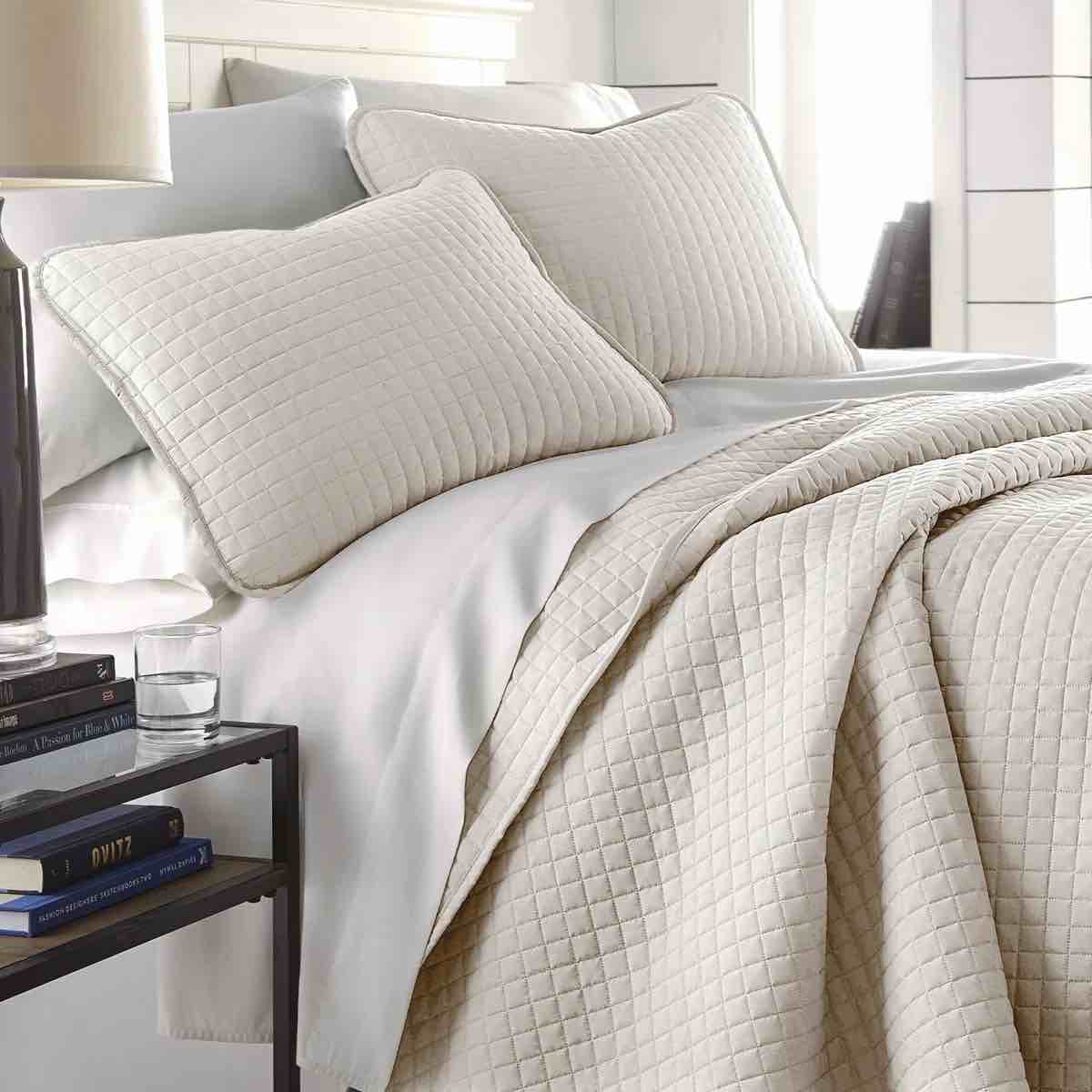 Condition photo showing New/Like New for vilano spring oversized lightweight hotel quality quilt set- queen